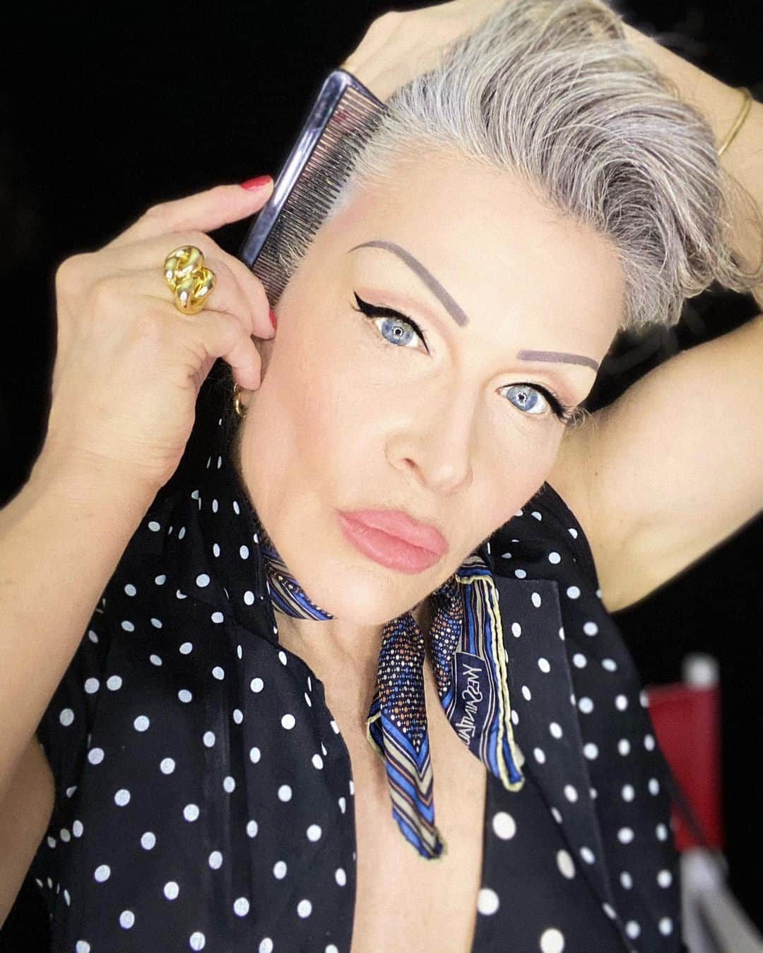 Carolina Gonzalezさんのインスタグラム写真 - (Carolina GonzalezInstagram)「👄 Having a 50s #Rockabilly #Moment 🐩 with muse @frankiefoye 👠  #MakeupCarolinaGonzalez  #CGonzalezBeauty  FACE-  @sisleyparisofficial Black Rose Eye Contour  @augustinusbader Rejuvenating Serum  @armanibeauty Power Fabric Foundation Balm    CONTOUR-  @tartecosmetics Pro Glow Highlight & Contour    BROWS-  @elmersproducts Purple Disappearing School Glue  @dermablendpro Loose Setting Powder  @armanibeauty Eye & Brow Maestro    EYES-  @kyliecosmetics Sailor Pressed Powder Palette “Slay Captain”(lid), “Wavy”(crease)  @onesize “Point Made”, major liquid liner  @ardellbeauty “Faux Mink” in 813  @clinique “High Impact Waterproof Mascara” (light coat) @westmanatelier “Eye Love You” Mascara   LIP & CHEEK-  @armanibeauty “Lip Maestro in 300 & 10 ,  Smooth Silk Lip Pencil in 12    BODY- @dermablendpro Leg & Body Makeup」11月14日 15時54分 - cgonzalezbeauty