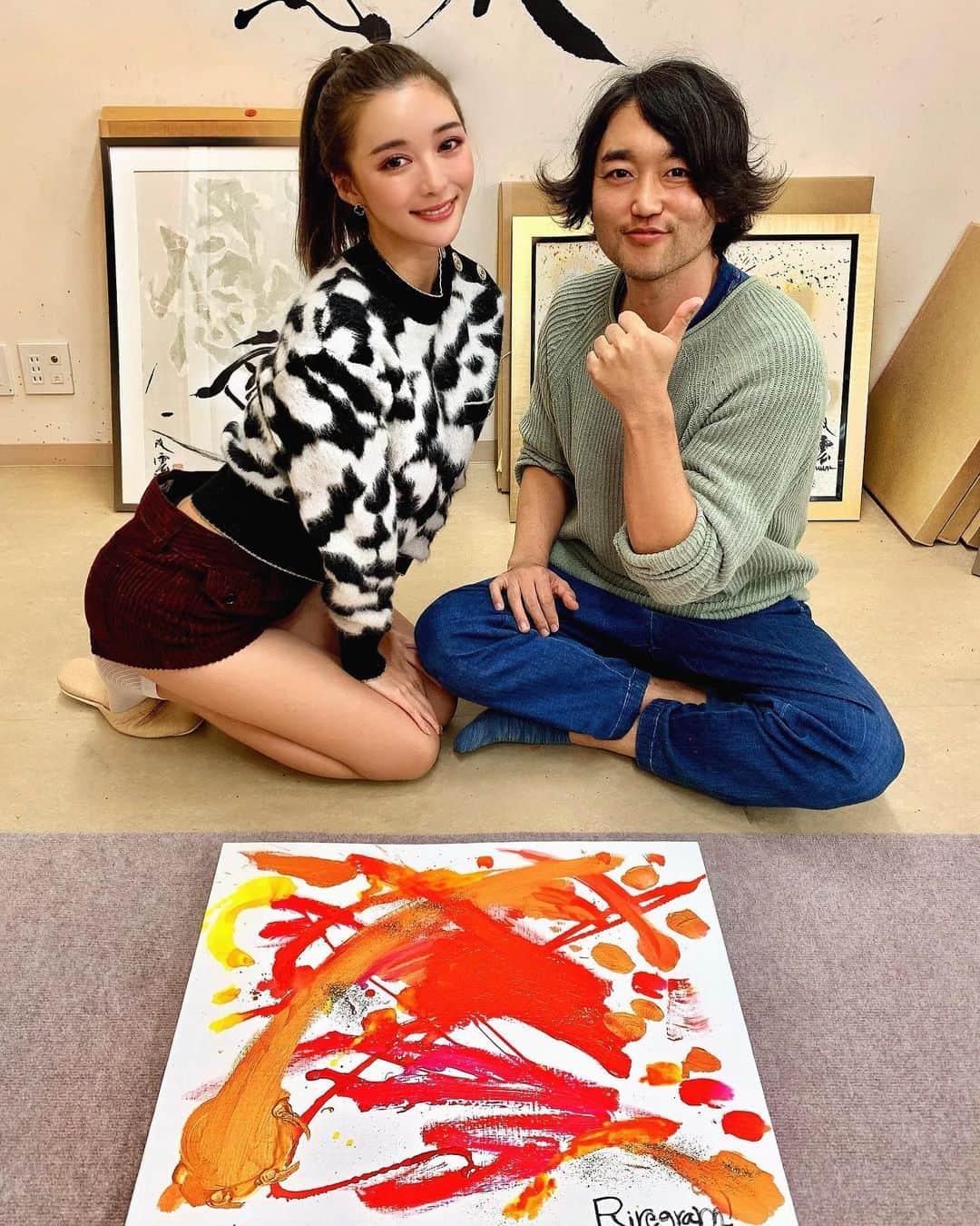 濱野りれさんのインスタグラム写真 - (濱野りれInstagram)「Drawing in the Atelier of Professor @souun.takeda  He is the most famous calligrapher  in Japan!! This is is my picture with the title 'As you like'. I was able to express my emotions even though I drew it for the first time in elementary school🖌♥️ . . 武田双雲先生のアトリエでお絵かき教室🖌✨✨ 「なんでも好きなように」と言われて 出来上がったりれぐらむ画伯の作品🎨 小学生ぶりにお絵描きした🤹‍♀️♥️ 楽しすぎて、新しいおうちでアトリエ部屋作ろうかな🥺✨✨ . . #art #artwork #artistsoninstagram #artistsoninstagram #myart #drawing #souuntakeda #artschool #mydrawing  #calligrapher  #moderncalligrapher #武田双雲 #お絵描き #書道家 #絵 #アート #芸術の秋 #芸術」11月14日 15時56分 - riregram