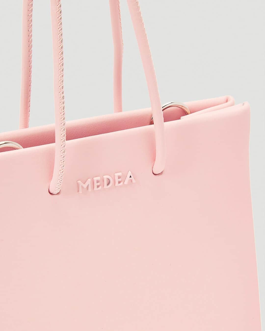 のインスタグラム：「MEDEA's playful shopping bag-inspired totes have earned the brand an impressive cult status. Explore the minimalist and tongue-in-cheek designs online. @medeasisters」