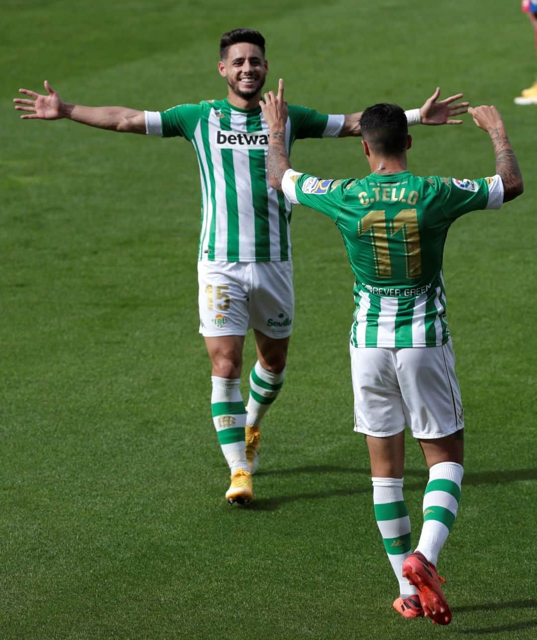 LFPさんのインスタグラム写真 - (LFPInstagram)「HAPPINESS! 😁💚  ¡FELICIDAD! 😁💚  #Alex #Tello #RealBetis #LaLiga #LaLigaSantander #HayQueVivirlo #YouHaveToLiveIt」11月14日 7時00分 - laliga