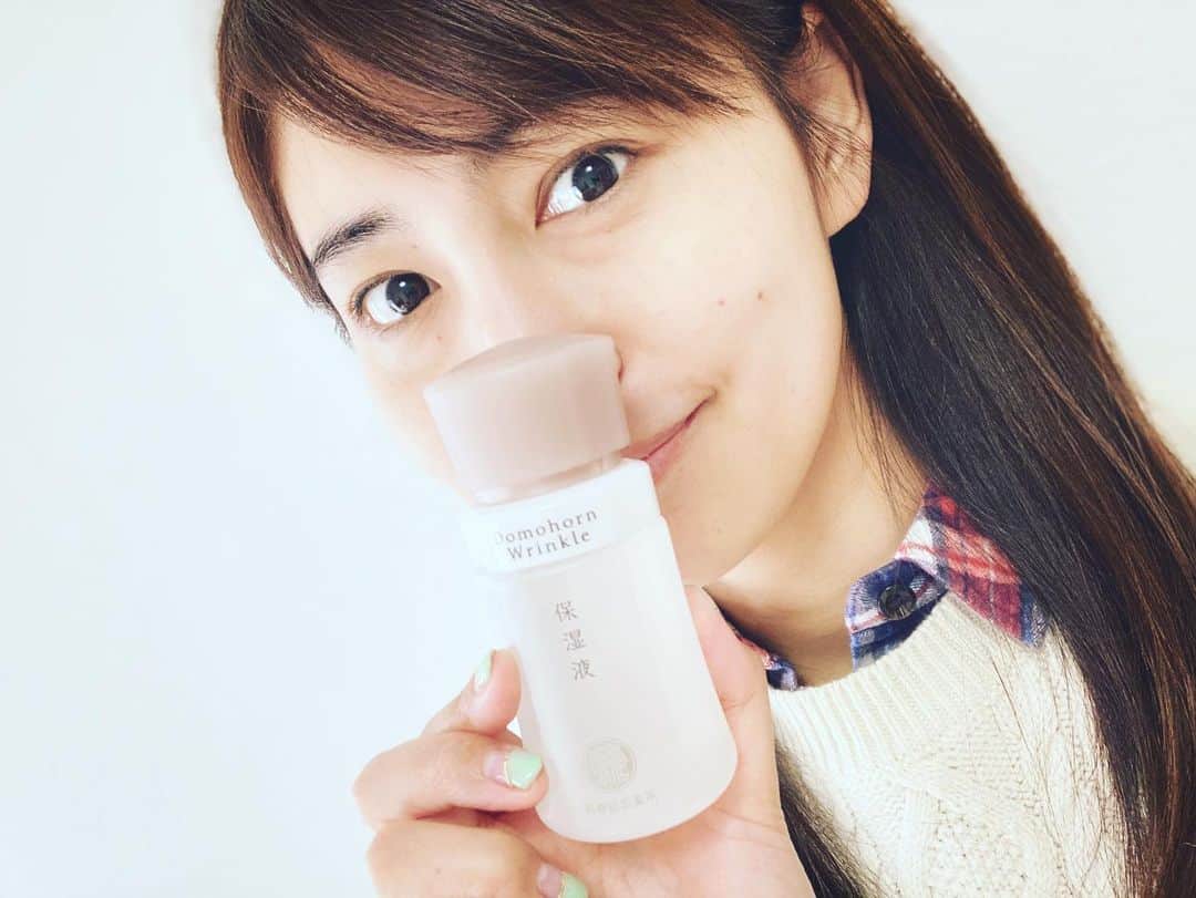 長谷部瞳のインスタグラム：「[お知らせ] ドモホルンリンクルの新CM 「セルフチェック」篇に出演中です💗  お肌の変化、見て見ぬフリしていませんか？  撮影中実際に保湿液試してるんですが どんどんもちもち肌になっていったよ🥰  YouTubeで、ドモホルンリンクルで検索してね🎀  #ドモホルンリンクル #基礎化粧品 #化粧水 #美容液 #乳液 #シワ改善 ##スキンケア #しっとり肌 #保湿 #乾燥肌対策 #アンチエイジング #30代スキンケア」