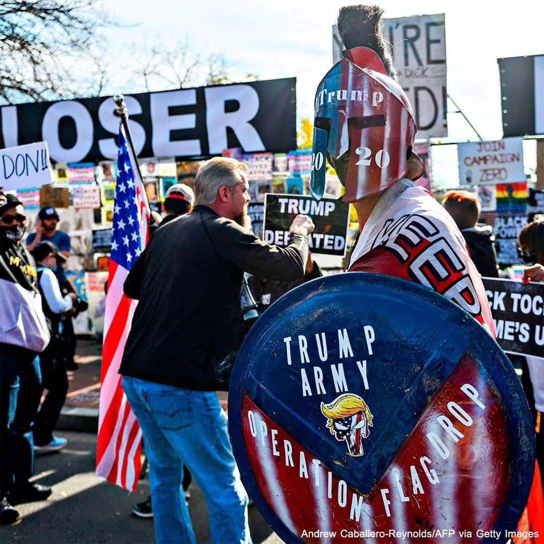 ABC Newsさんのインスタグラム写真 - (ABC NewsInstagram)「Supporters of and demonstrators against Pres. Donald Trump converged outside the White House, as the president has still not conceded the election to Pres.-elect Joe Biden. #trump #biden #election2020 #protesting #politics」11月14日 7時12分 - abcnews