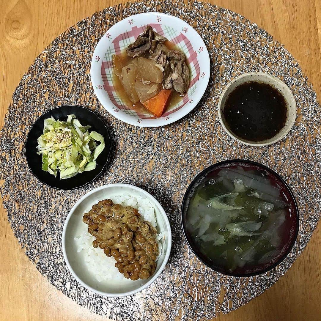 みのり(26)＠東京 ダイエットのインスタグラム：「朝 . . 納豆ごはん 大根とわかめの味噌汁 ブタ大根 酢キャベツ もずく酢 . . スーパーで大根が１本90円だったから しばらくは献立に入ってきそう❤️ . . 今日は少し暖かくなるそう。 . ◉ライザップ公認の紹介アンバサダーです。 〜紹介特典で、お安く入会できます〜 . ▶︎全国どの店舗でもOK ▶︎カウンセリング予約前にご連絡ください . 📺RIZAP TVCM出演 🏅RIZAP BMG ファイナリスト2017.2018 . #rizap #ライザップ #ダイエット #diet #レコーディングダイエット #ダイエッター #公開ダイエット  #朝ごはん #morning #食べて痩せる #おうちごはん #糖質制限 #低糖質ダイエット #和食 #クッキングラム #自炊女子 #腸内環境 #食事管理 #栄養  #cleanmeals  #lowglycemic  #まいにちごはん部」