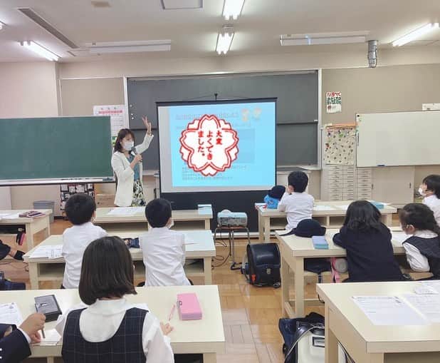 室照美のインスタグラム：「先月の #アナウンサー先生 ショット👩‍🏫  千葉県松戸市にある、聖徳大学附属小学校様のアフタースクールで1〜5年生の児童の皆さんへ  #アナウンサー教室 #伝える楽しさ を伝授♪ てるみ先生ー‼︎って必死に呼んでくれる真剣で可愛い皆さん😍  プログラミング・英会話・かけっこ・バスケ・アナウンサー教室と、最近のアフタースクールの充実っぷりは凄い！  #会場は #家庭科室 #のんびり北総線に乗って #トークナビ #学童 #アフタースクール #室照美」