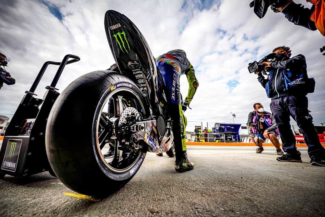バレンティーノ・ロッシのインスタグラム：「Valencia circuit,Spain Friday,free practice 📸 @falex79 Tino Martino」