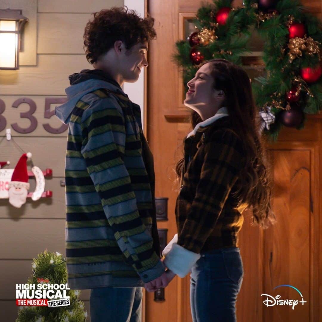 Disneyさんのインスタグラム写真 - (DisneyInstagram)「Here’s your first look at High School Musical: The Musical: The Holiday Special, streaming December 11 on #DisneyPlus! 🎄 Plus, swipe to the end for a sneak peek of #HSMTMTS Season 2, coming soon to #DisneyPlus.」11月14日 7時30分 - disney