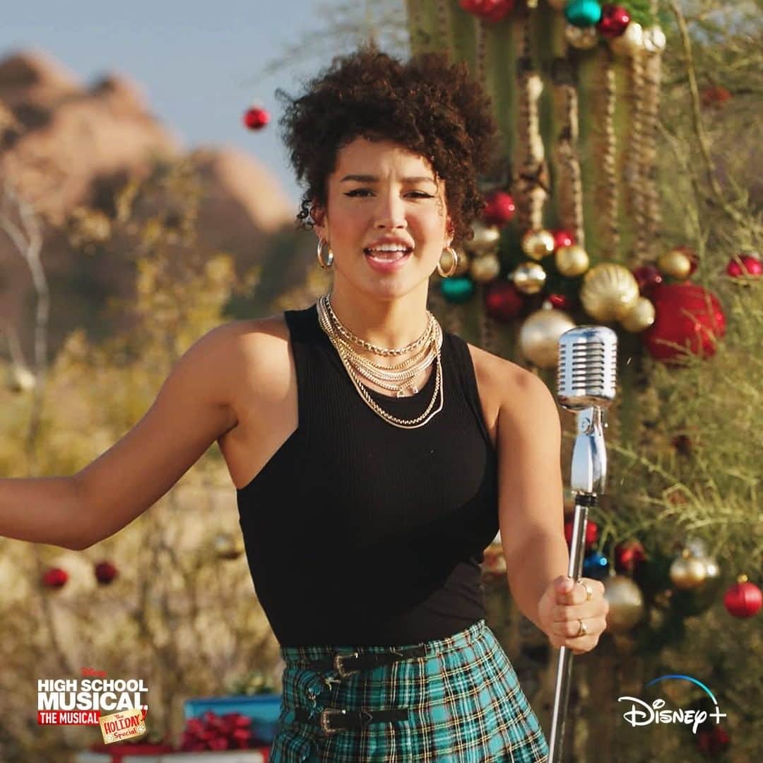 Disneyさんのインスタグラム写真 - (DisneyInstagram)「Here’s your first look at High School Musical: The Musical: The Holiday Special, streaming December 11 on #DisneyPlus! 🎄 Plus, swipe to the end for a sneak peek of #HSMTMTS Season 2, coming soon to #DisneyPlus.」11月14日 7時30分 - disney