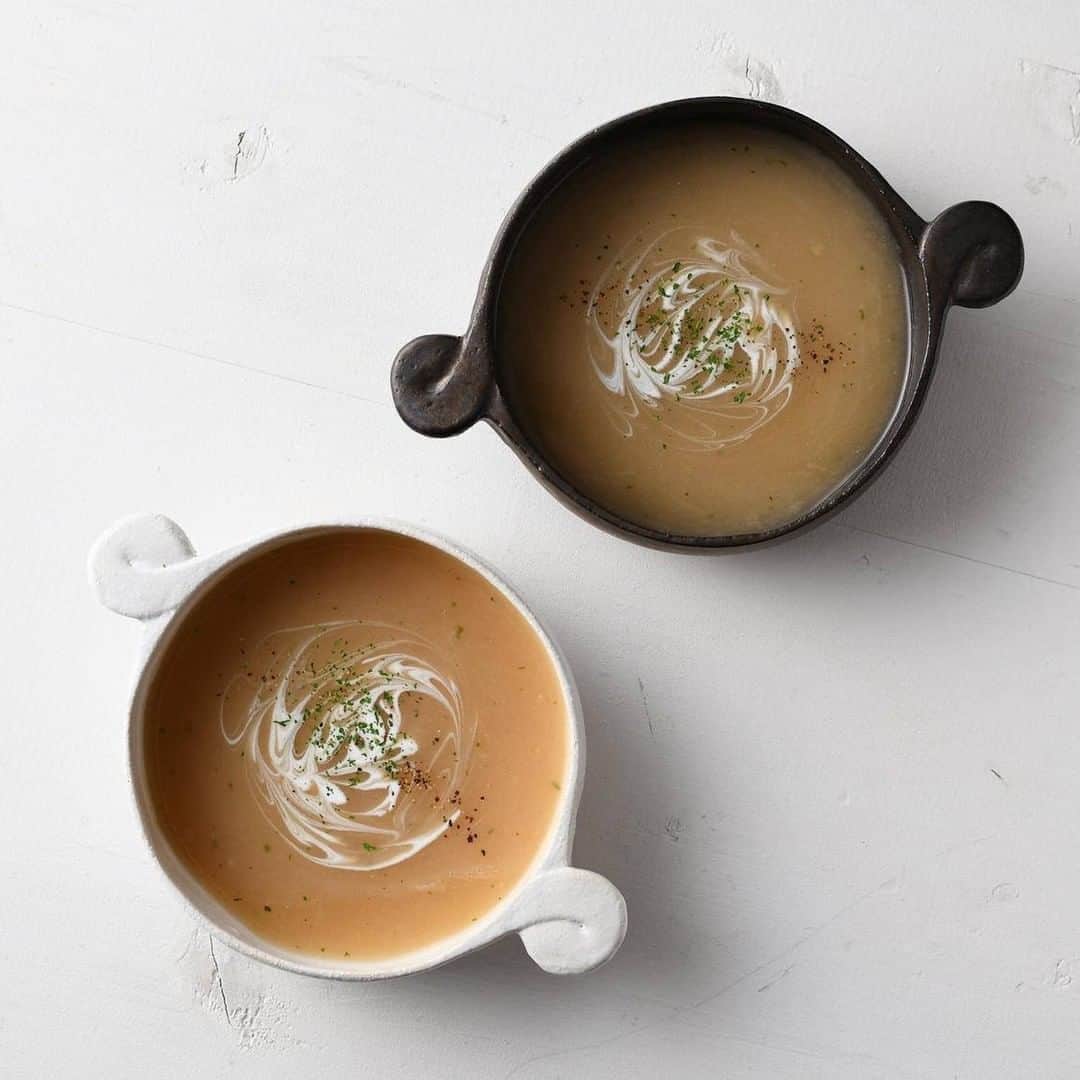 Komerco-コメルコ-さんのインスタグラム写真 - (Komerco-コメルコ-Instagram)「. ストーリーのある器を🌳 「森のはなし スープ皿」  伝統的な技法や、住まう地域の土を使いながらも、 自然や動物などからのインスピレーションを大事にして うつわを作るNaoko Hata。  このスープ皿は、 ”森の中で動物たちと一緒に食事をする” という物語をイメージして、作り上げたのだとか🐻  取手は、さりげないながらも、 料理をぐっと引き立ててくれますね✨  ------------------------------- NAOKO HATA CERAMICS／〈受注制作〉森のはなし スープ皿 / ブロンズ https://komer.co/products/LaEDWQOohbIRW1MRUqgo  ▷こちらの作品はKomercoアプリとWebサイトでクリエイターから直接ご購入いただけます。 ホーム画面の検索窓で「森のはなし」と検索してください🔎  ▷Web版はプロフィールリンクから📲 @komerco_official  ▷iOS版アプリのダウンロードはAppStoreにて「Komerco」または「コメルコ」と検索🔎 -------------------------------  #komerco #コメルコ #cookpad #クックパッド #komercoごはん #料理をもっと楽しく #おうちごはんを楽しもう #おうちごはん #instafood #foodpic #cookinglove #手しごと #komercoクラフト #クラフト #手作り #一点物 #NAOKOHATACERAMICS #スープ #スープ皿 #スープカップ #naokohataceramics  #naokohata #三重県 #桑名市」11月14日 7時30分 - komerco_official