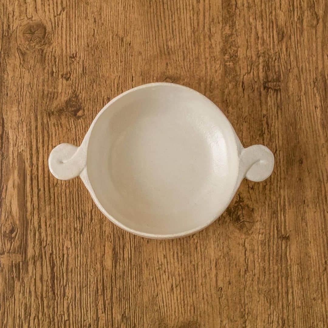 Komerco-コメルコ-さんのインスタグラム写真 - (Komerco-コメルコ-Instagram)「. ストーリーのある器を🌳 「森のはなし スープ皿」  伝統的な技法や、住まう地域の土を使いながらも、 自然や動物などからのインスピレーションを大事にして うつわを作るNaoko Hata。  このスープ皿は、 ”森の中で動物たちと一緒に食事をする” という物語をイメージして、作り上げたのだとか🐻  取手は、さりげないながらも、 料理をぐっと引き立ててくれますね✨  ------------------------------- NAOKO HATA CERAMICS／〈受注制作〉森のはなし スープ皿 / ブロンズ https://komer.co/products/LaEDWQOohbIRW1MRUqgo  ▷こちらの作品はKomercoアプリとWebサイトでクリエイターから直接ご購入いただけます。 ホーム画面の検索窓で「森のはなし」と検索してください🔎  ▷Web版はプロフィールリンクから📲 @komerco_official  ▷iOS版アプリのダウンロードはAppStoreにて「Komerco」または「コメルコ」と検索🔎 -------------------------------  #komerco #コメルコ #cookpad #クックパッド #komercoごはん #料理をもっと楽しく #おうちごはんを楽しもう #おうちごはん #instafood #foodpic #cookinglove #手しごと #komercoクラフト #クラフト #手作り #一点物 #NAOKOHATACERAMICS #スープ #スープ皿 #スープカップ #naokohataceramics  #naokohata #三重県 #桑名市」11月14日 7時30分 - komerco_official