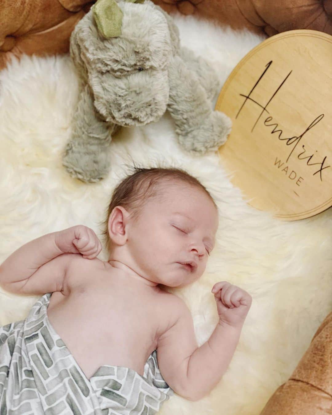 サーシャ・ピーターズのインスタグラム：「One week ago today our lives changed forever. After 27 hours of labor Hendrix Wade Sheaffer made his grand entrance on November 6th at 5:39am weighing in at 7lbs 14oz and 20.5 inches tall. We are absolutely in love with him and we still can’t believe he’s ours 🤍」