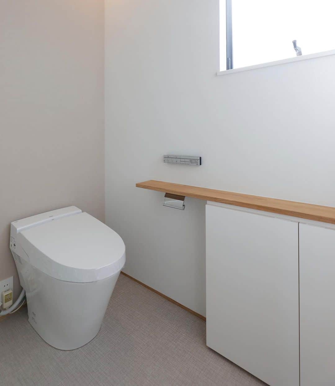 ナガタ建設さんのインスタグラム写真 - (ナガタ建設Instagram)「大野城市月の浦の 『彩〜四季を感じる家』 トイレはシンプルに。 トイレットペーパーと掃除道具が収納出来れば充分ですね！ #トイレ #トイレ収納 #toilet  #お家時間  #おうち時間 ☞@nagatanoie いいね！フォローをして頂けると凄く喜びます😁 ・ ｰｰｰｰｰｰｰｰｰｰｰｰｰｰｰｰｰｰｰｰｰｰｰｰｰｰｰｰｰｰ #リビング  #キッチン  #施工事例  他の写真はこちら...☞@nagatanoie ｰｰｰｰｰｰｰｰｰｰｰｰｰｰｰｰｰｰｰｰｰｰｰｰｰｰｰｰｰｰ ・ #ナガタ建設 は#福岡 県#太宰府市 市にて70年前に製材所から始めた#工務店 です🏠 ・ 『 #ながたのいえ 』 ・ #暮らし から#デザイン する#家づくり を提案する私たちの家は ・ 『太宰府でアナタらしさをきづく家』 をテーマに#注文住宅 #マイホーム  #工務店だからつくれる家 をお客様と一緒に作ります😆 ・ ながたのいえのお客様はこんな人たち ▷▷▷ #家具 好き #インテリア 好き #かっこいい家 #おしゃれな家 好き #暮らしを楽しむ  #シンプルライフ  #家族好き ・ ※ナガタ建設では、メンテナンスのことも考慮し、施工エリアを太宰府市の本社から車で30分圏内と限定させて頂いておりますm(__)m 施工エリア外のお客様については、個別対応となりますので、ご相談下さい。 ・ #instagood #instahome」11月14日 7時40分 - nagatanoie