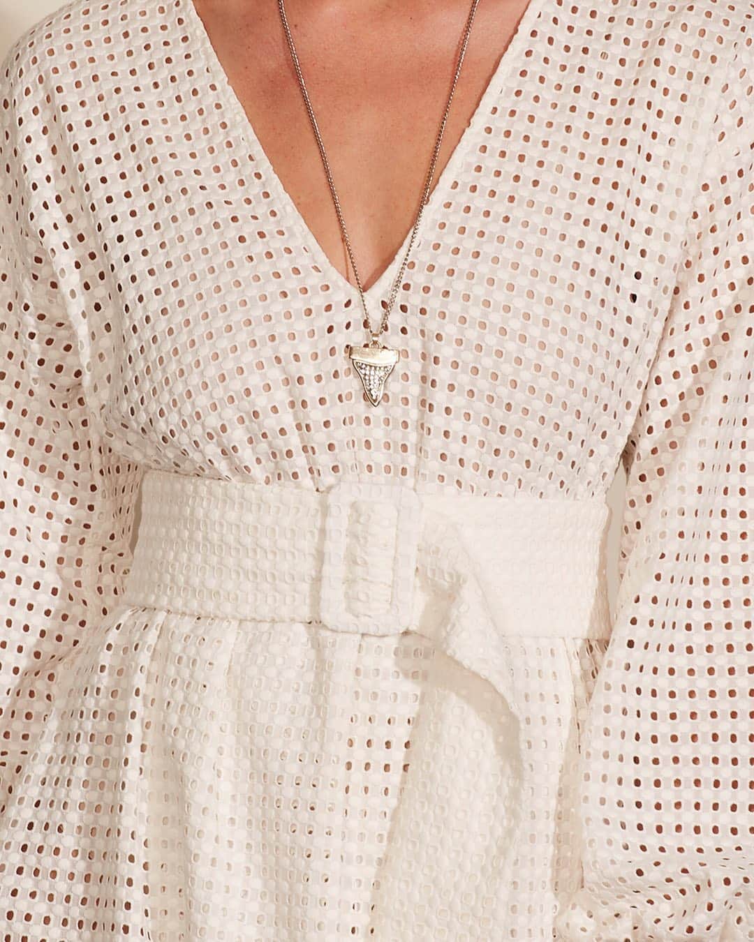 のインスタグラム：「Details! Mix textures and accessories for the New Year’s look (Colar ref.: 37.27.3500 e Vestido ref.: 15.01.2204) #rosacha #newyear」