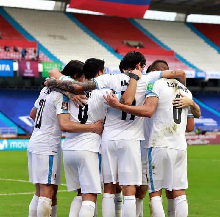 ロドリゴ・ベンタンクールのインスタグラム：「Gran partido de todo el equipo! Sumamos tres puntos importantes 💪🏼⚽️🇺🇾 #UruguayNoma #Eliminatorias #Qatar2022 @aufoficial」