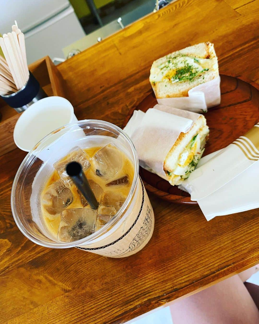 三谷晶子さんのインスタグラム写真 - (三谷晶子Instagram)「先日行った古仁屋のLAことカフェなまけものは、この前は古仁屋のAmazonぽくなってた。  サンドイッチはもちろん、ピザトーストやクッキー、バナナジュースも美味しくておすすめよ🍞🥤☕️  Shooting location by @cafe.namakemono   #奄美大島  #amamioshima  #amami  #古仁屋　 #cafenamakemono  #cafe #coffee #coffeetime  #coffeebreak  #coffeeshop  #islandlife  #islandlifestyle  #islandlife🌴  #islandtime  #islandgirl  #islandgirl🌴  #islandgirlsrock  #islandgirlstyle  #islandgirlforever  #islandgirlatheart  #islandgirlcollection」11月14日 8時09分 - akikomitani