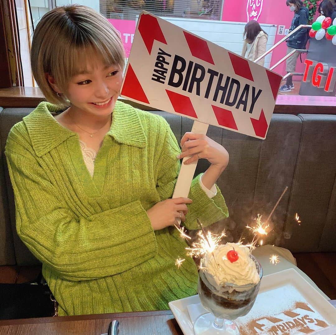 上矢えり奈さんのインスタグラム写真 - (上矢えり奈Instagram)「＊-＊-＊-＊-＊-＊-＊-＊. . リサお誕生日おめでと🎂 24ちゃい. . erina. . ＊-＊-＊-＊-＊-＊-＊-＊. . #お誕生日おめでとう　#hbd #フライデーズ #バースデー　#birthday #上矢えり奈」11月14日 8時12分 - k.erinyann