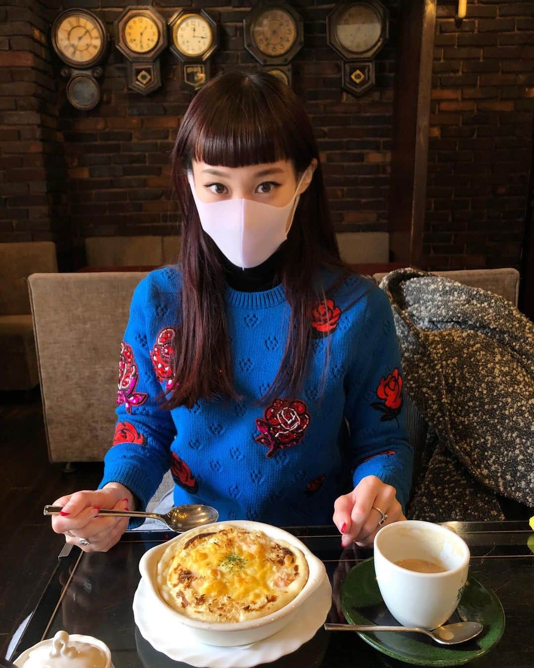 マドモアゼル・ユリアのインスタグラム：「おはようございます☀️ 先日は、取材とはいえ食べ過ぎた😂 11月のお寺や神社は、七五三のお参りで着物姿の方が沢山👘 お子さんの着物姿も見てて楽しいな😌 #浅草 #浅草寺 #梅むら #亀十 #どら焼き」