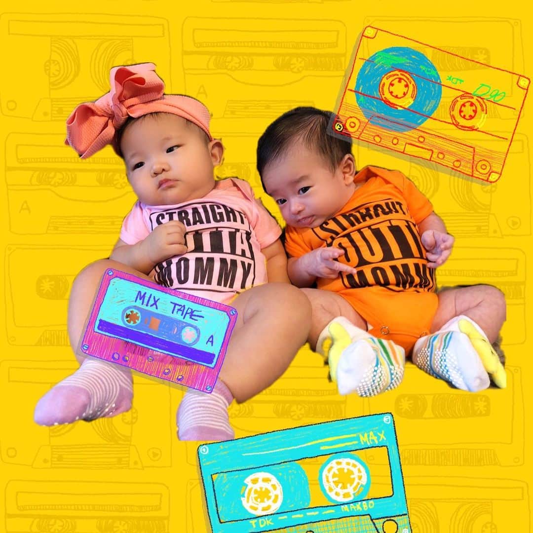 DJ JUICYのインスタグラム：「ZENくん👶 1番最初のお友達❣️ 👶3ヶ月先輩のArielと...📸💖  ペアルックのお洋服は！ @babelbreak だょ🧡  赤ちゃんの動きってホント可愛いなぁ〜🦖💖🧡  #同い年 #赤ちゃん #赤ちゃんのいる生活  #お揃いコーデ  #baby#babygirl#babyboy#babyfashionista#babystagram」