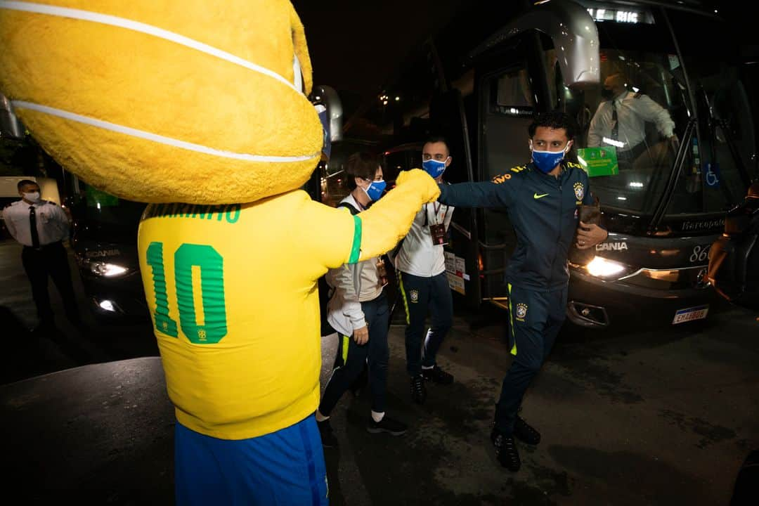 サッカー ブラジル代表チームさんのインスタグラム写真 - (サッカー ブラジル代表チームInstagram)「Chegamos! #SeleçãoBrasileira já está no Morumbi para jogo contra a Venezuela. ⠀ 🇧🇷 x 🇻🇪 - 21h30  #BRAxVEN ⠀ Fotos: @lucasfigfoto / CBF」11月14日 8時15分 - cbf_futebol