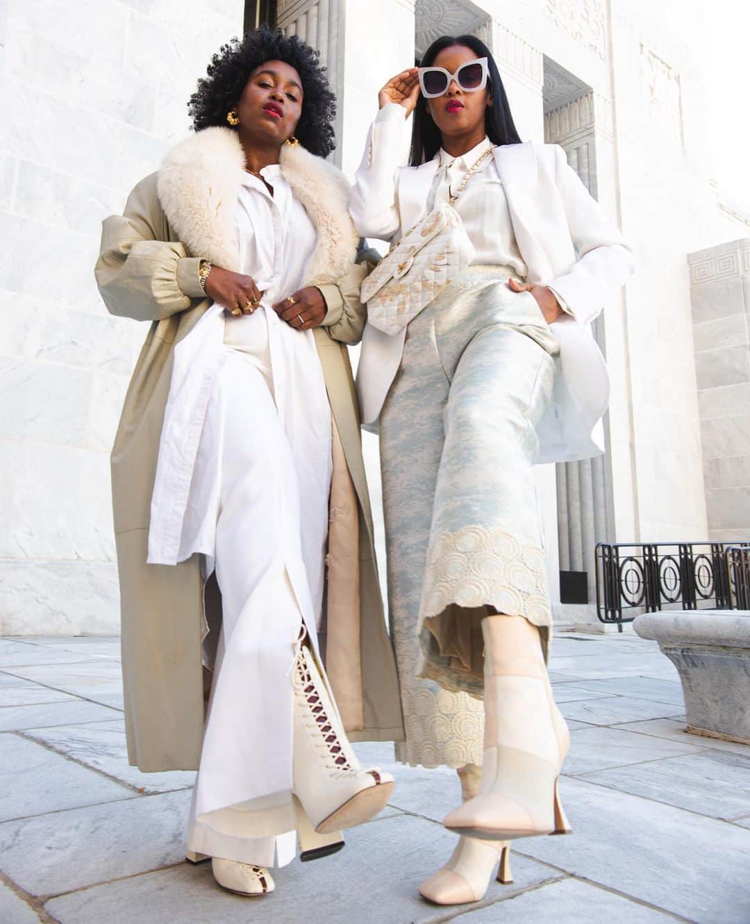 サムエデルマンのインスタグラム：「We have no words. @TheYusufs styling the CARNEY and the OLINA in an iconic winter-white moment.  See our story for other looks we loved this week.  #SamEdelman #Fall2020 #LooksWeLove #WeekInReview」