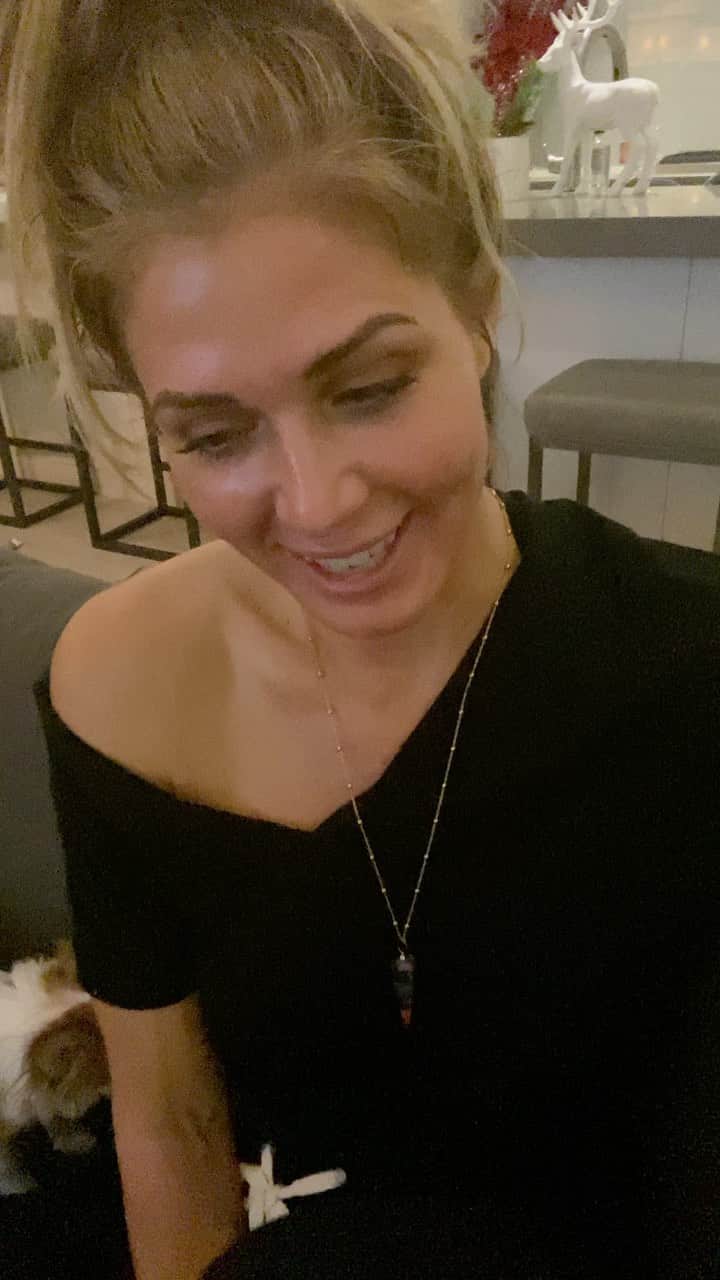 トリー・ウィルソンのインスタグラム：「Honestly, I feel like we need kindness more than ever. It’s so darn easy to forget that we ALL battle our own crap & think everyone else must be living a perfect life..so what’s the harm in sending a little nastiness their way?  . Even ppl you consider “nice” have to fight the urge to return ugliness back. It can be easy to blurb out the mean stuff but it takes reaching into that big heart of yours & understanding someone’s bad behavior is not always about YOU..actually it rarely is. . Maybe they haven’t had a kind word spoken to THEM in years. Be that kindness they need to see. ❤️」
