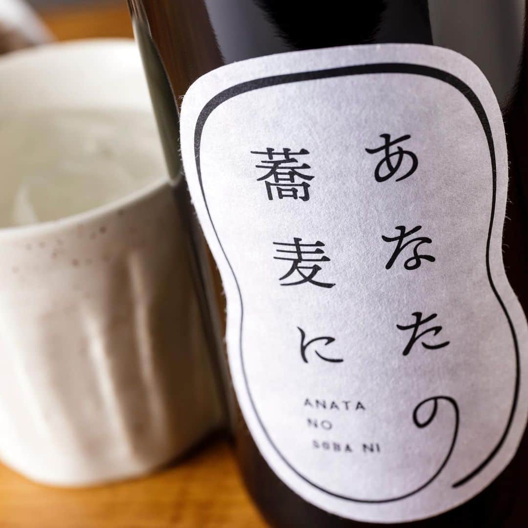 KURAND@日本酒飲み放題さんのインスタグラム写真 - (KURAND@日本酒飲み放題Instagram)「蕎麦焼酎「あなたの蕎麦に」   茨城県の「金砂郷（かなさごう）」は、 日本一と評価の高いそばの里としても知られます✨   そんな金砂郷産の蕎麦を100%使用し、 蕎麦を熟知した酒蔵が地元の素材だけにこだわってつくったそば焼酎です😍   「金砂郷そば」は、生産量が非常に少なく、入手困難で高価なため、 「金砂郷そば」だけで仕込む焼酎は、夢とされてきました。   そんなそば職人やそば好きの間でも評価の高い「金砂郷そば」だけを贅沢に使用し、 そばの香り立つ極上の一本に仕上がりました😳   「金砂郷そば」特有のそばの豊かな香りが引き立ちます🙌   スッキリとして、クセのない飲み心地は、これまでのそば焼酎とは一味違う、 深い味わいの焼酎です。そばを知り尽くした酒蔵がつくる、 素材の風味を最大限に引き出した本格そば焼酎をご賞味あれ😋   酒類 :焼酎 スタイル：蕎麦焼酎 産地 : 茨城県 アルコール度数 : 25% 価格 : ¥1,980(税別)   ———————————————   📷 タグ付け 又は #KURAND のハッシュタグで お写真を紹介させていただくことがございます。   また @kurand_info をタグ付けして投稿してください✨   みなさまの素敵なお写真や、 おいしかった😊など感想コメントもお待ちしてます🙌   ——————————————— KURAND（クランド）は、お酒とワクワクをお届けする、 新しいお酒のオンラインショップです。   お酒に興味がある方は、 このアカウントのプロフィール @kurand_info のURLからオンラインショップへ❗️   オンラインショップのなかで、商品名で検索🤩   ——————————————— #KURAND #クランド #茨城県 #焼酎 #酒屋 #蕎麦焼酎 #金砂郷 #蕎麦 #そば #お蕎麦 #茨城の焼酎」11月14日 8時22分 - kurand_info