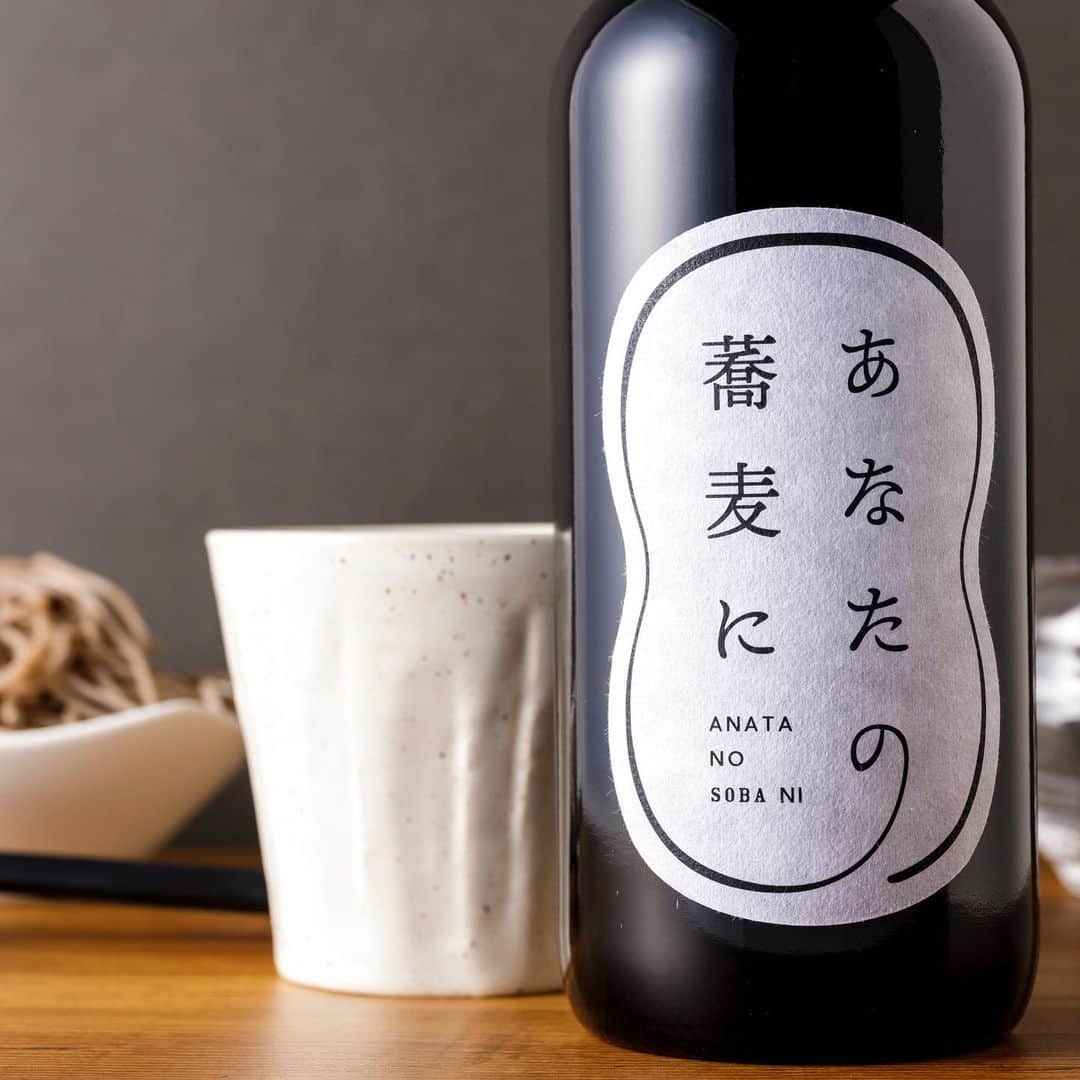 KURAND@日本酒飲み放題さんのインスタグラム写真 - (KURAND@日本酒飲み放題Instagram)「蕎麦焼酎「あなたの蕎麦に」   茨城県の「金砂郷（かなさごう）」は、 日本一と評価の高いそばの里としても知られます✨   そんな金砂郷産の蕎麦を100%使用し、 蕎麦を熟知した酒蔵が地元の素材だけにこだわってつくったそば焼酎です😍   「金砂郷そば」は、生産量が非常に少なく、入手困難で高価なため、 「金砂郷そば」だけで仕込む焼酎は、夢とされてきました。   そんなそば職人やそば好きの間でも評価の高い「金砂郷そば」だけを贅沢に使用し、 そばの香り立つ極上の一本に仕上がりました😳   「金砂郷そば」特有のそばの豊かな香りが引き立ちます🙌   スッキリとして、クセのない飲み心地は、これまでのそば焼酎とは一味違う、 深い味わいの焼酎です。そばを知り尽くした酒蔵がつくる、 素材の風味を最大限に引き出した本格そば焼酎をご賞味あれ😋   酒類 :焼酎 スタイル：蕎麦焼酎 産地 : 茨城県 アルコール度数 : 25% 価格 : ¥1,980(税別)   ———————————————   📷 タグ付け 又は #KURAND のハッシュタグで お写真を紹介させていただくことがございます。   また @kurand_info をタグ付けして投稿してください✨   みなさまの素敵なお写真や、 おいしかった😊など感想コメントもお待ちしてます🙌   ——————————————— KURAND（クランド）は、お酒とワクワクをお届けする、 新しいお酒のオンラインショップです。   お酒に興味がある方は、 このアカウントのプロフィール @kurand_info のURLからオンラインショップへ❗️   オンラインショップのなかで、商品名で検索🤩   ——————————————— #KURAND #クランド #茨城県 #焼酎 #酒屋 #蕎麦焼酎 #金砂郷 #蕎麦 #そば #お蕎麦 #茨城の焼酎」11月14日 8時22分 - kurand_info