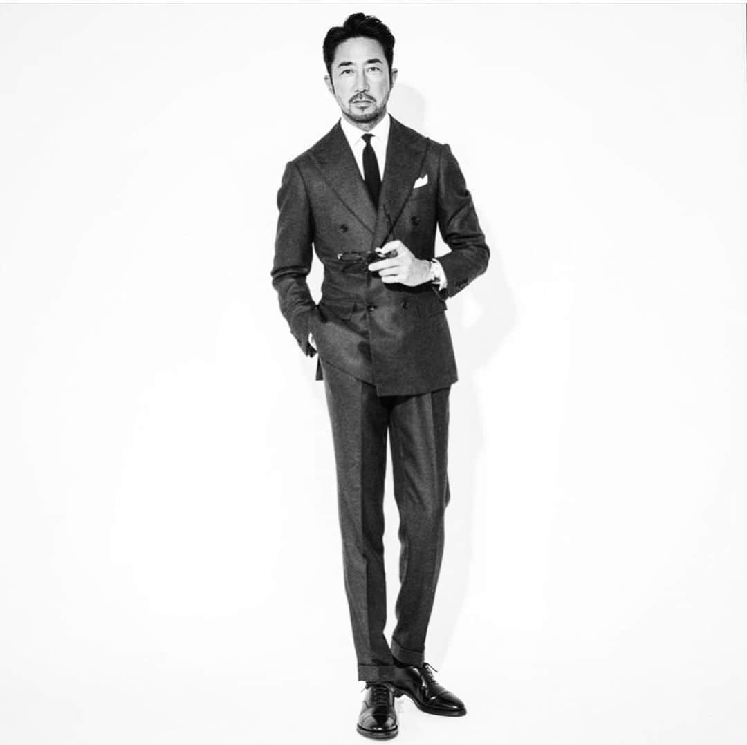 干場義雅さんのインスタグラム写真 - (干場義雅Instagram)「色合わせは難しい。柄合わせも難しい。よほどのセンスと知識、経験値が無ければひっちゃかめっちゃかになって、たいがいの人は失敗をする。見てもいられないスタイルとなり、無残な結果となる。 だから、いったん色や柄を使うことをやめてみる。色や柄を使わないと、その分シルエットや素材に目が行く。自分に本当に似合っているシルエットなのか？　その洋服の素材が本当に良い素材なのか？　シルエットや素材、はたまた縫製や仕立ての善し悪しに気づくのである。 何も知らない外国人は、味のしない白いご飯に、ついつい何かをかけて食べようとしてしまう。炊き立ての白いご飯がいかに美味しいかを知らないからだ。 たまには何もかけず、土鍋で炊いた真っ白なご飯をそのまま食べてみて欲しいと言いたい。そうすると、お米本来が持っている甘味や旨味に気づくのだ。服も食も本質を突き詰めていけば結局のところ似ている。 Simple is the best！  @yoshimasa_hoshiba  #yoshimasahoshiba  #干場義雅 @forzastylecom  #forzastyle @minimalwardrobe_official」11月14日 8時33分 - yoshimasa_hoshiba