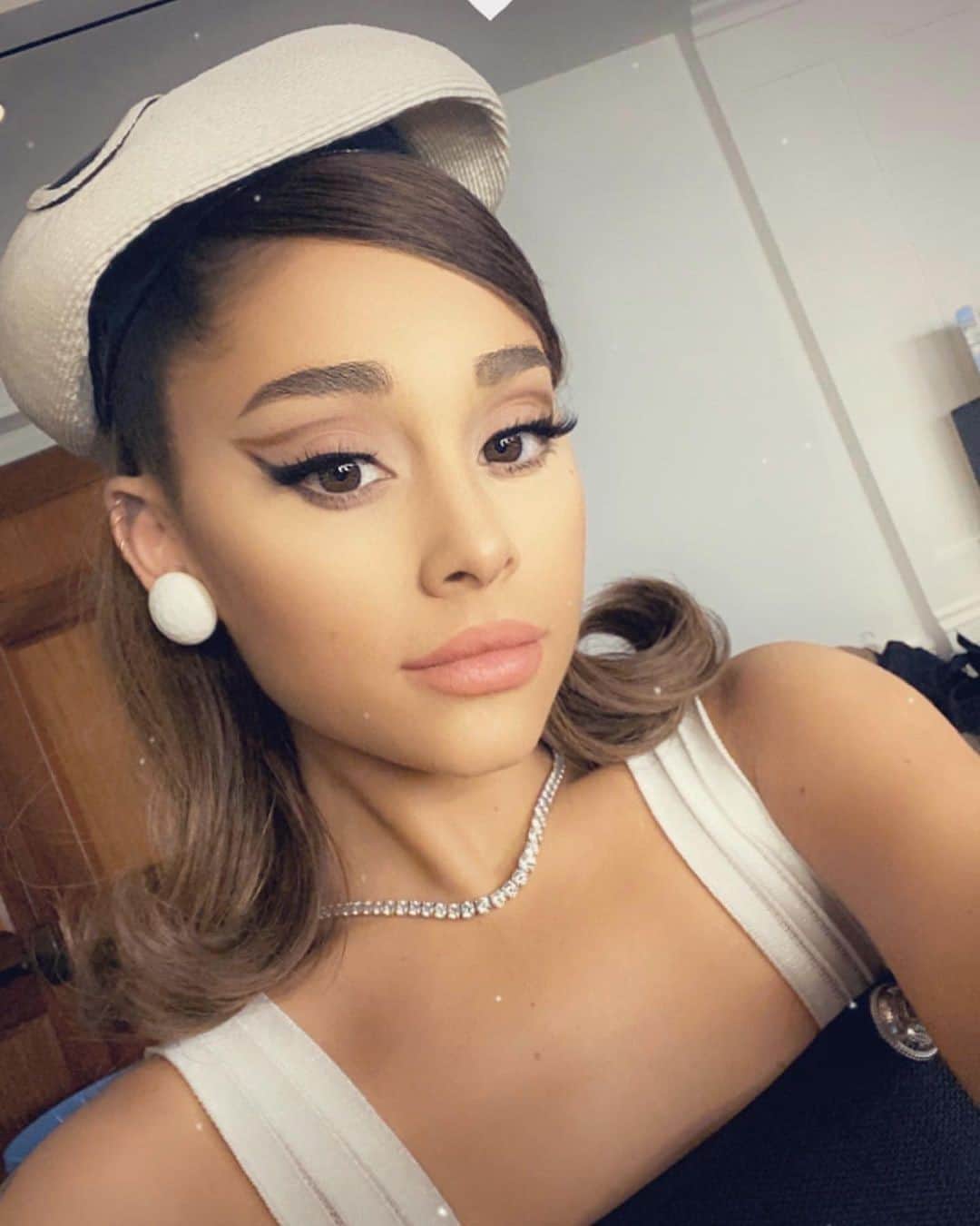 Nylon Magazineさんのインスタグラム写真 - (Nylon MagazineInstagram)「#ArianaGrande added a surprise new element to her beauty routine and I'm here 👏 for 👏 it 👏. Head to the link in our bio for why the look could be a hint at her next music video.⁠ [RG: @arianagrande]」11月14日 8時30分 - nylonmag