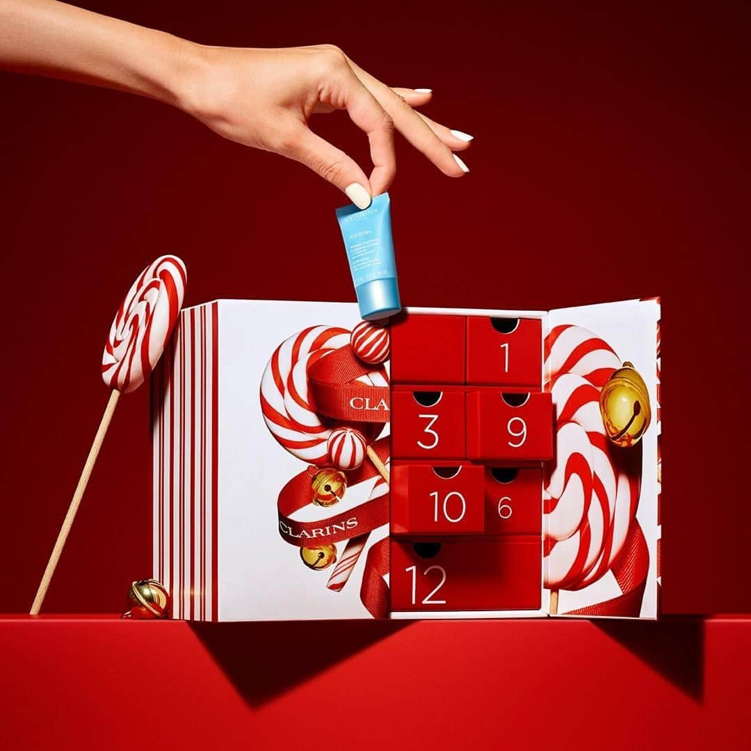 Clarins Canadaさんのインスタグラム写真 - (Clarins CanadaInstagram)「What could be more festive than a new Clarins product every day for 12 days? Our 12-day Advent calendar makes the best gift to already spoil someone on your list (or yourself!), so don't wait any longer! 🎁⁣ __________⁣ Quoi de plus festif qu'un nouveau produit Clarins tous les jours pendant 12 jours ? Notre calendrier de l'Avent 12 jours est le meilleur cadeau pour gâter dès maintenant tous ceux qui figurent sur votre liste (ou vous-même), alors n'attendez plus ! 🎁⁣ .⁣ .⁣ .⁣ #ChristmaswithClarins #EnchantingHoliday #PlayfulChristmas #ClarinsHoliday」11月14日 8時30分 - clarinscanada