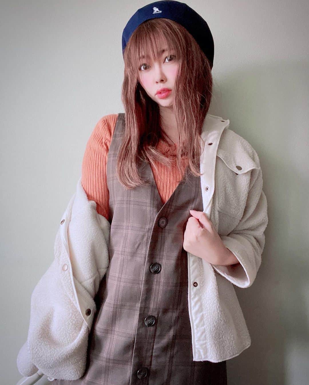 ちゃたさんのインスタグラム写真 - (ちゃたInstagram)「重ね着コーデ @samansamos2  @uniqlo_jp  @hm @kangol_headwear_japan  @earth__1999   カンゴールハンチング サマンサモスジャンスカ サマンサモスモコシャツ UNIQLOニット🧶 UNIQLOレギンス UNIQLOショートブーツ H&Mストール アースミュージックエコロジー👜  夜になると微熱🤧風邪長引いてます😷  #ニット  #帽子コーデ #レトロコーデ #ワンピース #ジャンパースカート #大人ファッション #カンゴール #きれいめコーデ #大人ガーリー #着痩せコーデ #ファッション好きな人と繋がりたい #おしゃれさんと繋がりたい #ootd #重ね着 #古着 #uniqlo #ユニクロ #ユニクロニット族 #カジュアル #fashion #体型カバー #dailylook #洋服好きな人と繋がりたい #今日のコーデ #ユニクロきれいめ部 #ままコーデ #ファッション#ママファッション #全身コーデ #大人カジュアル  @c.h.a.t.a.13」11月14日 8時32分 - c.h.a.t.a.13