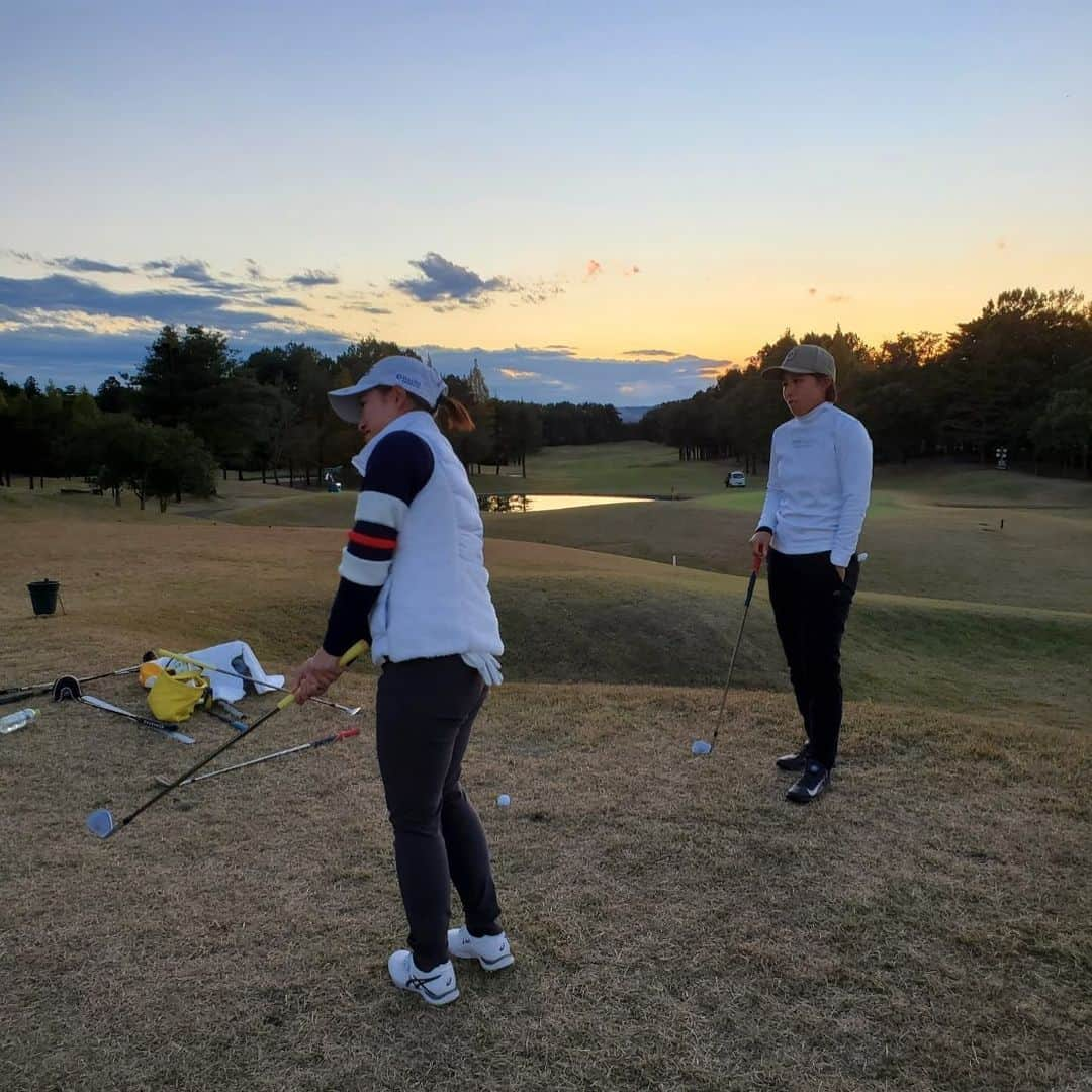 新井里茄さんのインスタグラム写真 - (新井里茄Instagram)「静ヒルズでアプローチ強化合宿⛳️ お陰で昨日のATPはタフなライからの寄せワンもうまくとれました！ 37.35 72で8位タイ、ボギー列車に乗る癖を直さなければ。  #ゴルフ #ゴルフ2020 #ゴルフ女子 #ゴルフ部 #ゴルフ初心者 #ゴルフ観戦 #スポーツ #golf #golfswing #golfday #golfcourse #golfclub #golfstagram #golflife #golftime #golflove #golfball #sports #sportsday #sportsphotography#pumagolf#miura#newbalance#nike」11月14日 8時43分 - rika.park