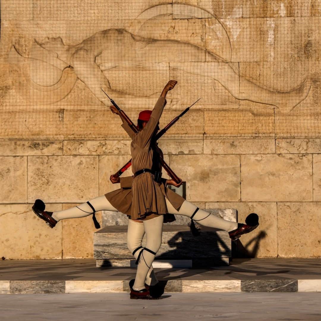 のインスタグラム：「Photo by Muhammed Muheisen @mmuheisen / Evzones, members of the Greek presidential guard, march at the Tomb of the Unknown Soldier in Athens, Greece. For more photos and videos from different parts of the world, follow me @mmuheisen and @mmuheisenpublic. #muhammedmuheisen #Athens #Greece #Evzones」