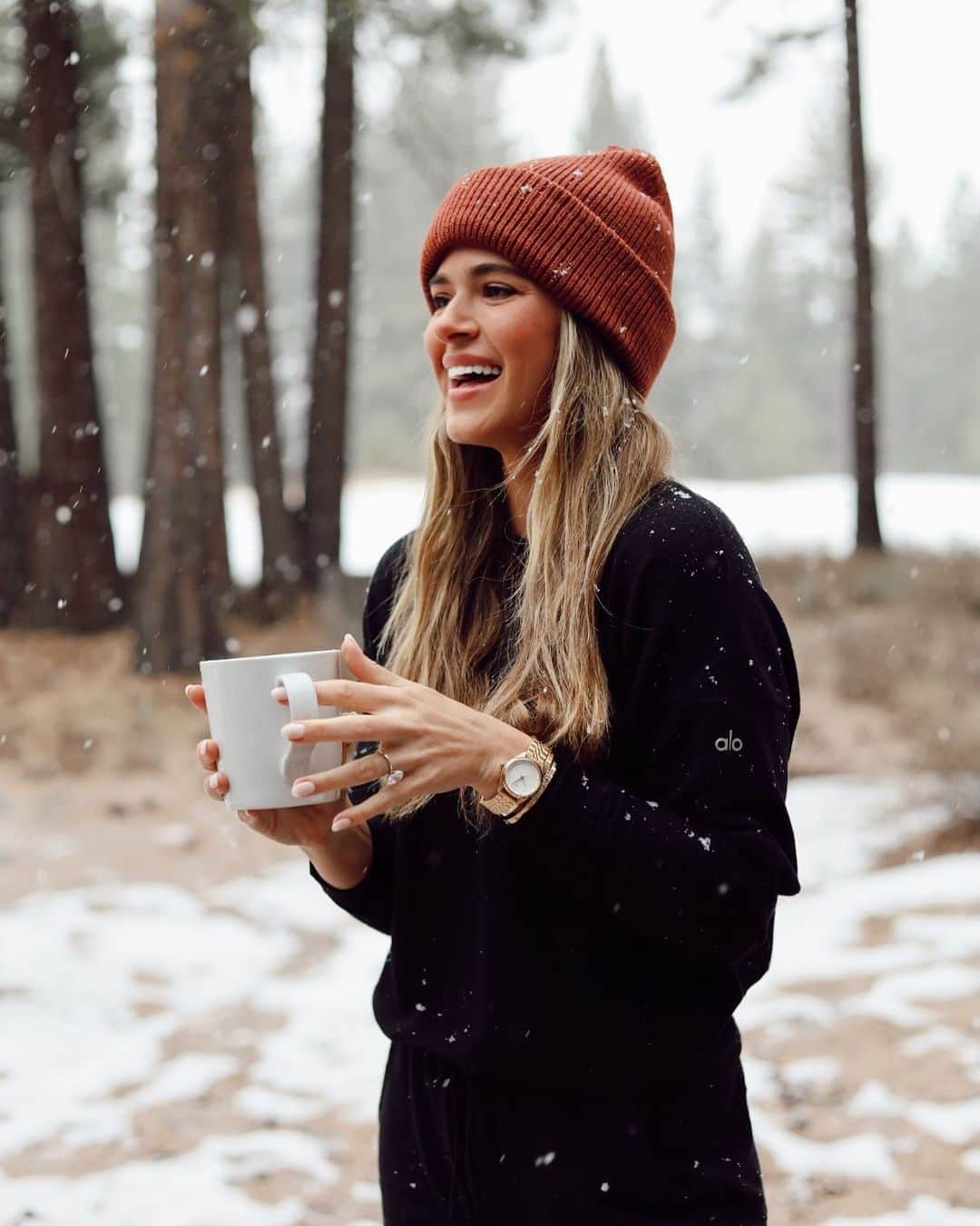 ジョジョ・フレッチャーのインスタグラム：「Hands are frozen but at least my wrist looks cuteee 🤷‍♀️ ❄️    P.S.  if you want some goodies, @mvmt holiday sale is happening right nowwww ✨」