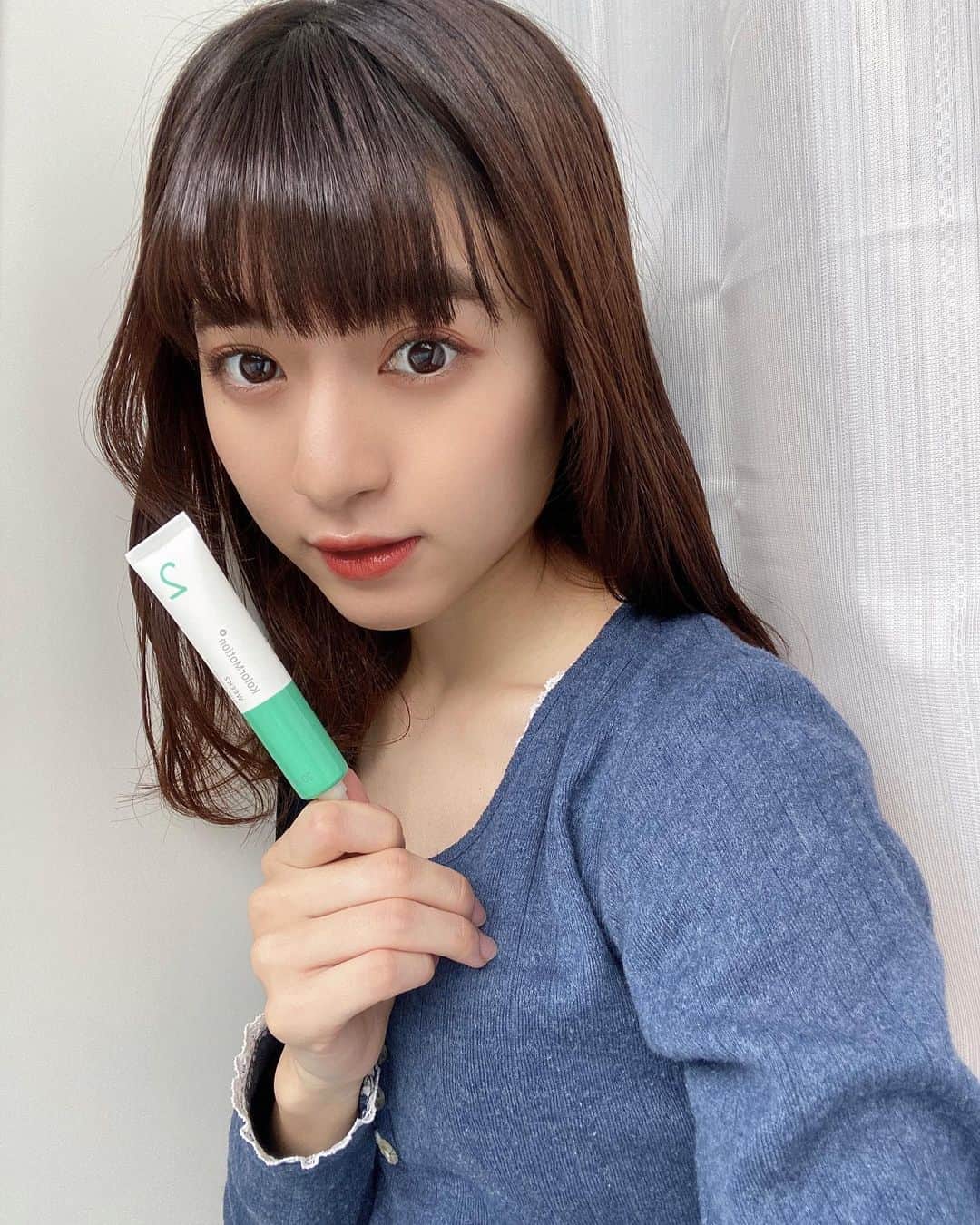 谷口萌衣子のインスタグラム：「今日はWELLAトリートメントの日 •̥̑.̮•̥̑ 手触りをなめらかにしてくれる2つめのタイプです🍃習慣化するとその日が楽しみになりますね💭  アプリで撮った1枚目と、ノーマルカメラの2枚目どっちが好きですか？？  ___________________\\\\  「Web投票」を行っています！ ❶プロフのURLから、サイトにアクセス。 ❷サイト内の「谷口萌衣子に投票する」をタッチ。 で完了です😼♡ 応援よろしくお願いします！  #ミスキャンパス立命館  #ヘアカラー #カーキアッシュ #ブリーチなしカラー #秋カラー #カラーモーション #4ウィークプログラム #さあサロンに行こう #イルミナカラー #イルミナ #ウエラプロフェッショナル #NYNY #さあNYNYに行こう」