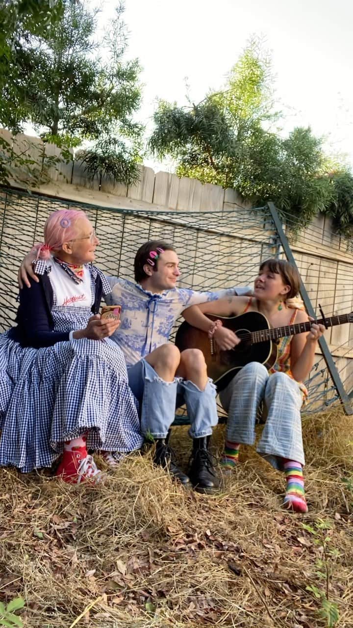 DYLAN MULVANEYのインスタグラム：「The tik tok kids requested the whole song.. singing with my bffs @taurus.woman @keeshlo 💖🌈 we might start a band !!!! Would you listen?」