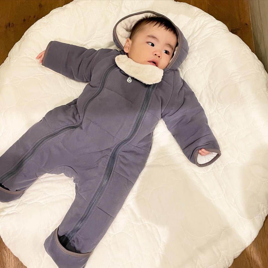 こども ビームスさんのインスタグラム写真 - (こども ビームスInstagram)「【new arrival】 ＜こども ビームス＞ベビージャンプスーツ . 抱っこでもベビーカーでも✨お出かけの必需品❗️脱ぎ着しやすい防寒着が入荷しました。はじめての冬もこれで安心です⛄️  カラー:OFF WHITE、BLACK サイズ:70cm(3-6か月)、80cm(9-12か月) ¥15,000+税 . 新型コロナウィルスの感染拡大を防止し、お客様とスタッフの安心安全を守るため、衛生管理体制にて営業いたします。  ご迷惑をお掛けし申し訳ございませんが、何卒ご理解ご協力のほど、宜しくお願い申し上げます。  ビームス各店舗の営業状況につきましては、施設、店舗へお問い合わせください。 . #ジャンプスーツ #ジャンプスーツコーデ #はじめての冬 #防寒着 #防寒 #防寒コーデ #outer  #outerwear #baby  #babyboy  #babygirl #babyouter #babyouterwear #babycar  #ベビーカー #ベビーカーグッズ #お出かけ #kodomobeams  #beams  #daikanyama  #こどもビームス  #ビームス  #代官山 新作アイテムはプロフィールのリンク🔗からビームス公式サイト、こども ビームスページをチェック❗️ ※お問い合わせにつきましては、お電話にて承ります。」11月14日 8時51分 - kodomo_beams