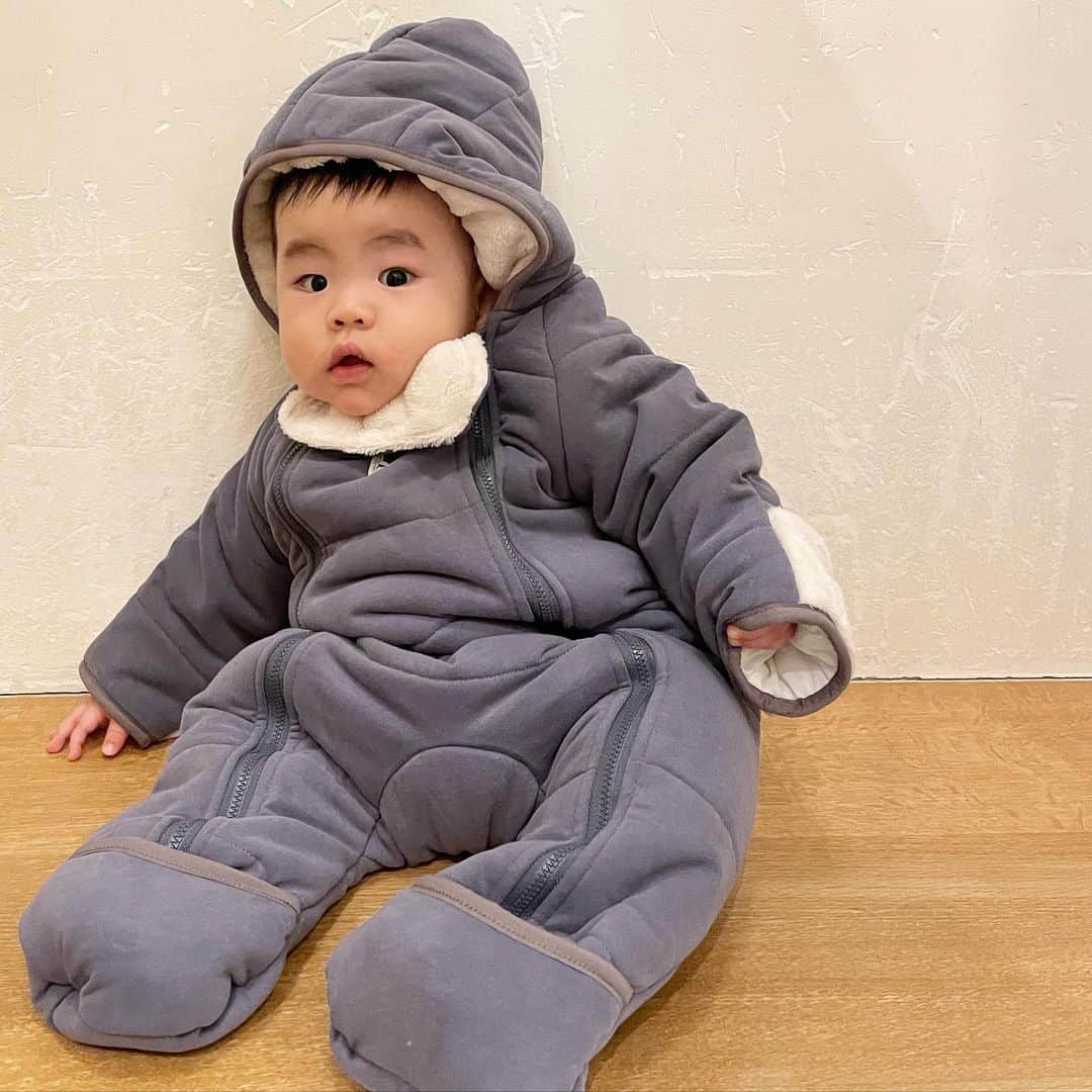 こども ビームスさんのインスタグラム写真 - (こども ビームスInstagram)「【new arrival】 ＜こども ビームス＞ベビージャンプスーツ . 抱っこでもベビーカーでも✨お出かけの必需品❗️脱ぎ着しやすい防寒着が入荷しました。はじめての冬もこれで安心です⛄️  カラー:OFF WHITE、BLACK サイズ:70cm(3-6か月)、80cm(9-12か月) ¥15,000+税 . 新型コロナウィルスの感染拡大を防止し、お客様とスタッフの安心安全を守るため、衛生管理体制にて営業いたします。  ご迷惑をお掛けし申し訳ございませんが、何卒ご理解ご協力のほど、宜しくお願い申し上げます。  ビームス各店舗の営業状況につきましては、施設、店舗へお問い合わせください。 . #ジャンプスーツ #ジャンプスーツコーデ #はじめての冬 #防寒着 #防寒 #防寒コーデ #outer  #outerwear #baby  #babyboy  #babygirl #babyouter #babyouterwear #babycar  #ベビーカー #ベビーカーグッズ #お出かけ #kodomobeams  #beams  #daikanyama  #こどもビームス  #ビームス  #代官山 新作アイテムはプロフィールのリンク🔗からビームス公式サイト、こども ビームスページをチェック❗️ ※お問い合わせにつきましては、お電話にて承ります。」11月14日 8時51分 - kodomo_beams