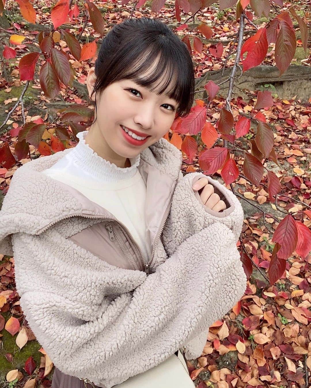SAKURAのインスタグラム：「おはようございます🌸﻿ ﻿ ﻿ ﻿ 最近寒くなってきたので🍃﻿ もこもこデビューしました！！！笑﻿ 先日GETした、もこもこのアウター🤤✨﻿ 暖かくてもこもこでお気に入りです🎶﻿ ﻿ ﻿ ﻿ 土曜日、お仕事の方は頑張って下さいね！🔥﻿ お休みの方は素敵な休日になりますように👀💗﻿ ﻿ ﻿ ﻿ 今日も1日頑張りましょう！！🌟﻿ ﻿ ﻿ ﻿ #bs2020 #buffaloes #baseball  #orixbuffaloes #npb #プロ野球  #もこもこアウター #アウター #紅葉  #instagood #smile #follow #fashion  #sakura_365 #bsgirls #🌸」