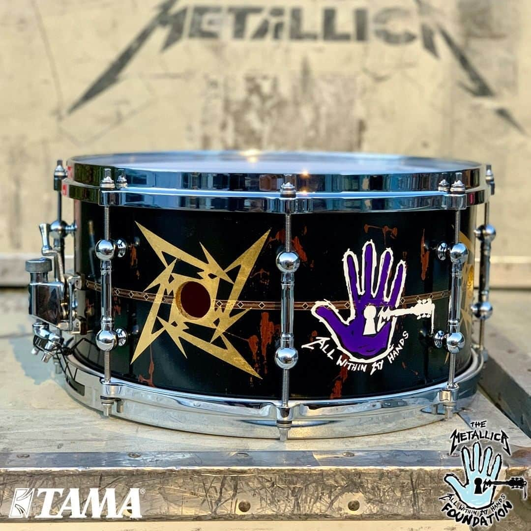 メタリカさんのインスタグラム写真 - (メタリカInstagram)「Huge thanks to our friends @officialtamadrums for providing this one-of-a-kind 7x14" STAR Reserve Jatoba snare drum (customized by @johndouglas_art) for @larsulrich to play during tomorrow’s #HelpingHands2020.  After the show, all four band members will sign the drum for the Helping Hands Auction where all proceeds will benefit the @allwithinmyhandsfoundation! You can check it out and place bids at https://talli.ca/awmh-tama-lu. • Repost from @officialtamadrums • Tomorrow, Nov. 14th, longtime Signature TAMA Artist, @larsulrich, will use this one-of-a-kind 7x14" STAR Reserve Jatoba snare drum (customized by @johndouglas_art) during @metallica's live & acoustic performance benefitting their @allwithinmyhandsfoundation!  This snare will be signed by ALL four band members and is now available at auction! Check our Story for links to the auction and tickets to the livestream performance!  #awmh #helpinghands2020 #metallica #TAMA #TAMADrums #StrongestNameinDrums #STARDrums」11月14日 9時00分 - metallica