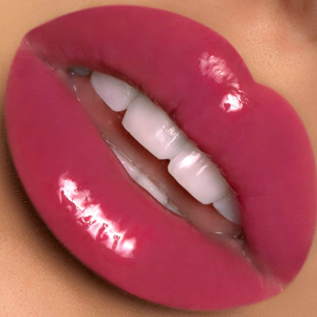 のインスタグラム：「A true crowd pleaser 💋 @soolmuaz shows off our plush & juicy Lip Injection Lip Gloss shade People Pleaser! #toofacedlipinjection #toofacedambassador #toofaced」