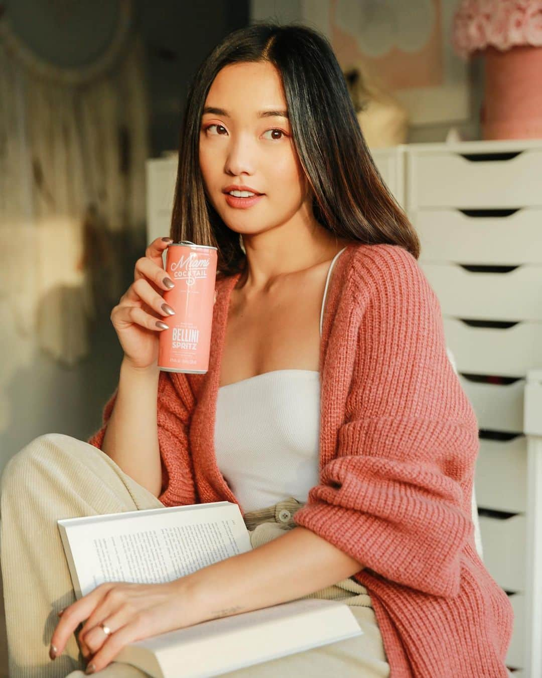 Jenn Imさんのインスタグラム写真 - (Jenn ImInstagram)「Slipping into a sunset reading sesh with @miamicocktailcompany’s Organic Spritzes. My personal fave is the Bellini Spritz! They’re only 110 calories a can, gluten-free, vegan, and low in sulfites + sugar.  #MiamiCocktailMoments #DrinkClean #MCCPartner #JennLovesMiami #ad」11月14日 8時58分 - imjennim