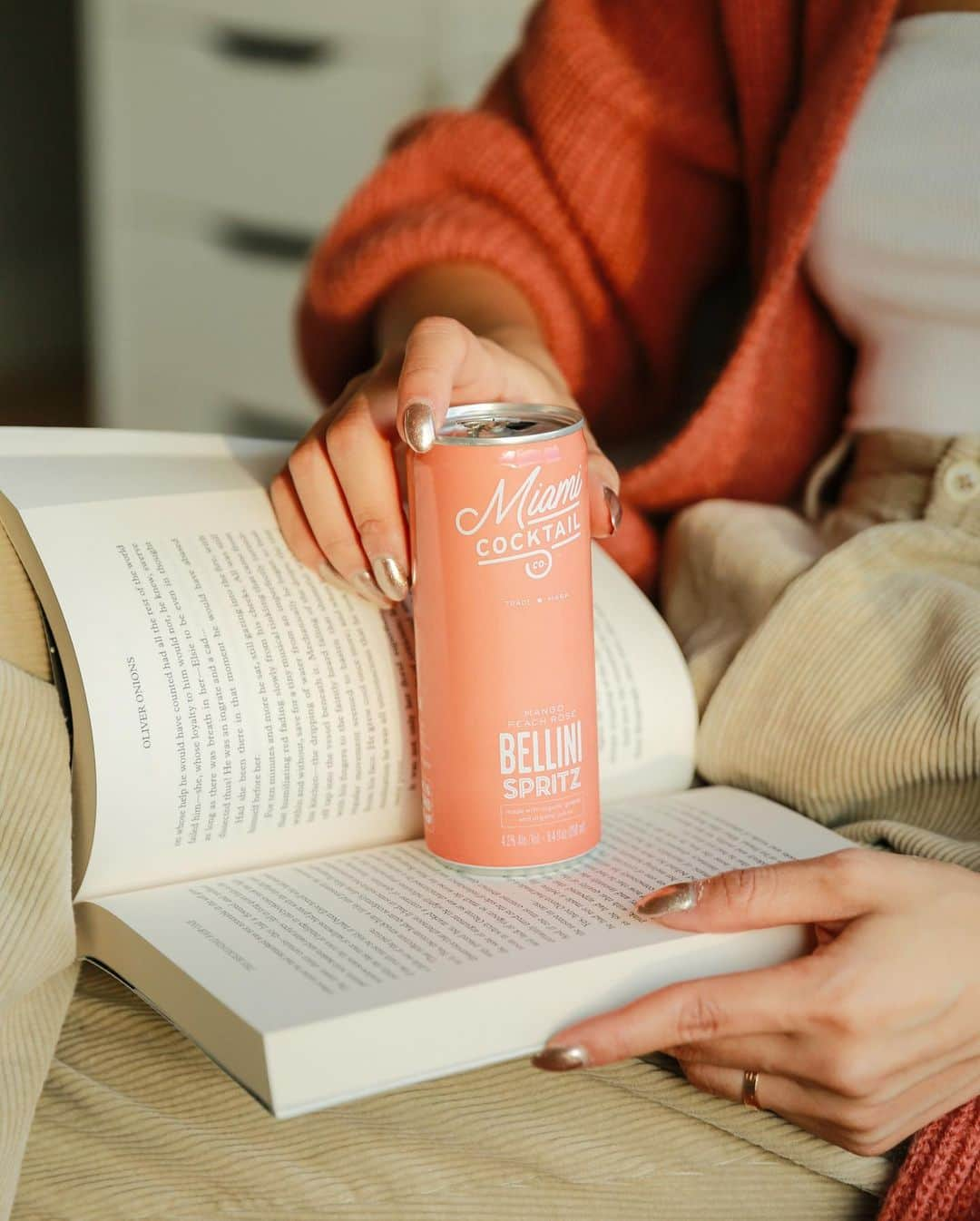 Jenn Imさんのインスタグラム写真 - (Jenn ImInstagram)「Slipping into a sunset reading sesh with @miamicocktailcompany’s Organic Spritzes. My personal fave is the Bellini Spritz! They’re only 110 calories a can, gluten-free, vegan, and low in sulfites + sugar.  #MiamiCocktailMoments #DrinkClean #MCCPartner #JennLovesMiami #ad」11月14日 8時58分 - imjennim