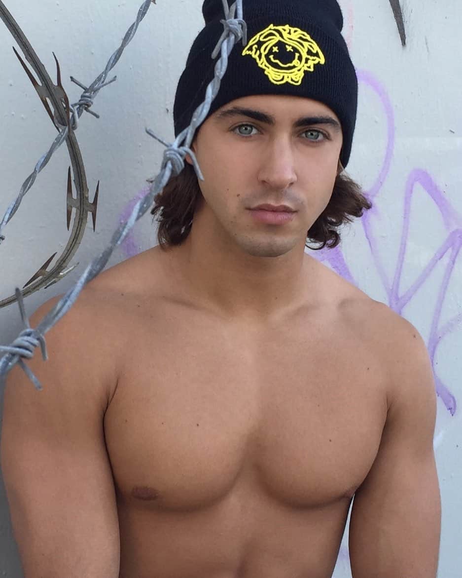 ブライアン・リッテンバーグのインスタグラム：「BEANIE WEATHER 😋 #medusa」