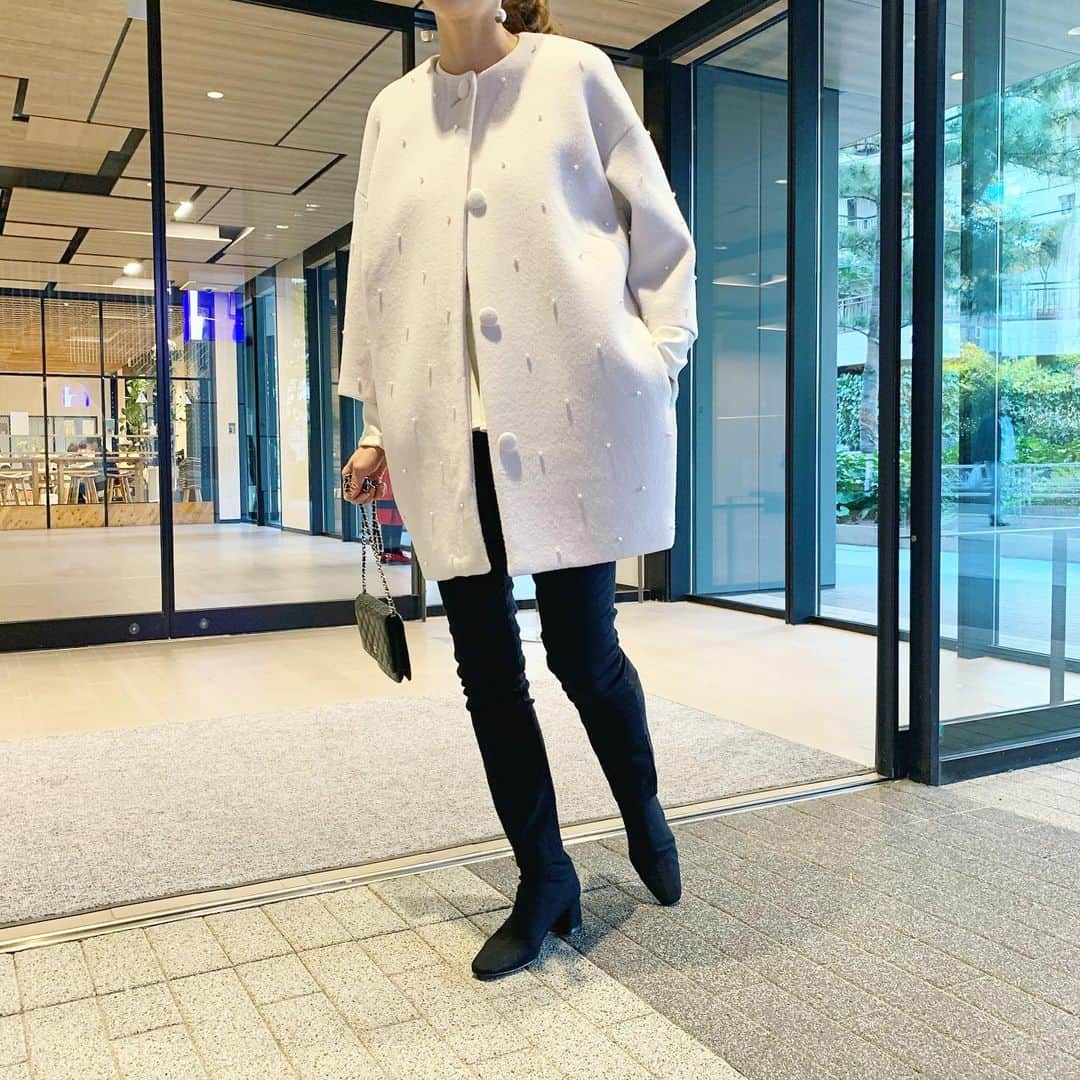 Tsuru by Mariko Oikawaさんのインスタグラム写真 - (Tsuru by Mariko OikawaInstagram)「【Charle-louis】パール付きショートコート . .  ショート丈のパールコートは昨年も大人気ですぐに完売してしまったアイテムの一つ。 実用性とエレガントさを兼ね備えた一着は、冬のお出かけを優雅にしてくれる。パンツスタイルにも合わせやすく、アクティブに歩き回りたい日や、車移動派の方にも重宝されるショート丈。 . .  Charles-Louis/White ¥110,000 . . #tsuru#tsurubymarikooikawa#コート#coat#パールコート#ショート丈コート」11月14日 9時09分 - tsurubymarikooikawa