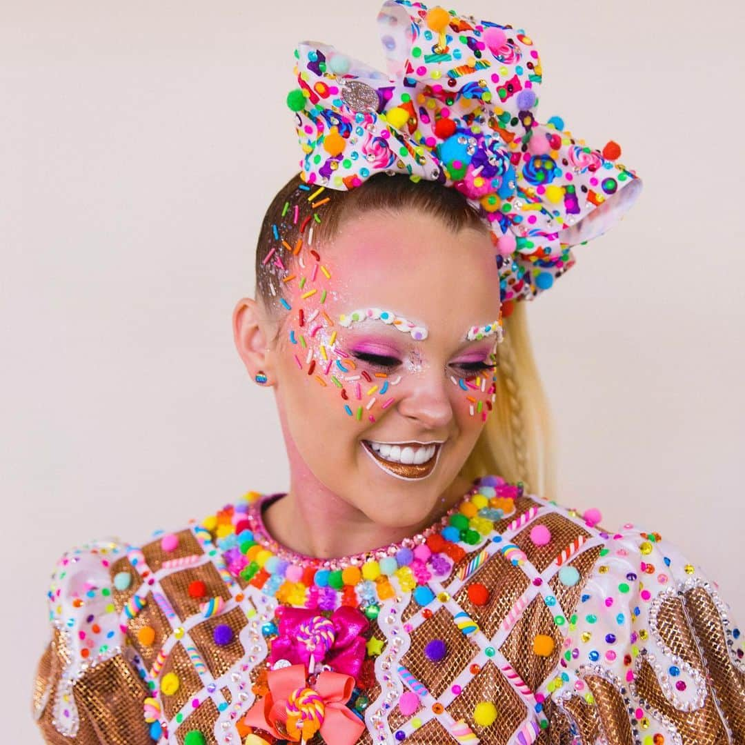 カンディー・ジョンソンさんのインスタグラム写真 - (カンディー・ジョンソンInstagram)「Who’s ready for some “Gingerbread-Candyland” makeup!?! I amped up @itsjojosiwa ‘s already sweet look, to a “Christmas Candyland” level makeup!!! 1. I had so much fun creating this look for Jojo and her new Christmas music video, “It’s Christmas Now”.   2. Here’s a behind the scenes of filming the music video and making sure none of her sprinkles were danced off! Thankfully her makeup survived, dancing, sweating, jumping and a long day of filming!  3. Another shot of Jojo’s fun “candy-Kandee” makeup I did for her! Her mom @jessalynnsiwa create the most amazing, bedazzled, be-candied costume!  4. The “frosting eyebrows”, you guys saw me making on my stories, a while ago. It took me quite a while and many “Safety & Sample” eyebrows that covered my entire kitchen island to make!  Which do you  love more, the “sprinkle highlighter” or “brow frosting” ??? #jojosiwa #christmas #candyland #gingerbread #kandeejohnson #makeup」11月14日 9時02分 - kandeejohnson