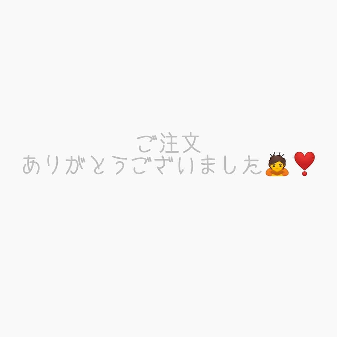 ゆずきのインスタグラム：「本日0時にマスクの受付を終了いたしました！ たくさんのご注文ありがとうございました❣️  有り難いことに予想の倍以上の注文がありまして、もしかしたら発送が少し遅れてしまうかもしれません…！がんばります！  そしてノベルティでステッカーを用意していたのですがそちらも枚数が足りなくなってしまい…💦 先着順とさせていただきます！ご了承ください🙇  ブーストしてくださった方もありがとうございました！ 匿名配送とさせていただいているため、どなたか把握することができず申し訳ないです💦  いち早くお届けできますよう務めますので今しばらくお待ちください❣️」