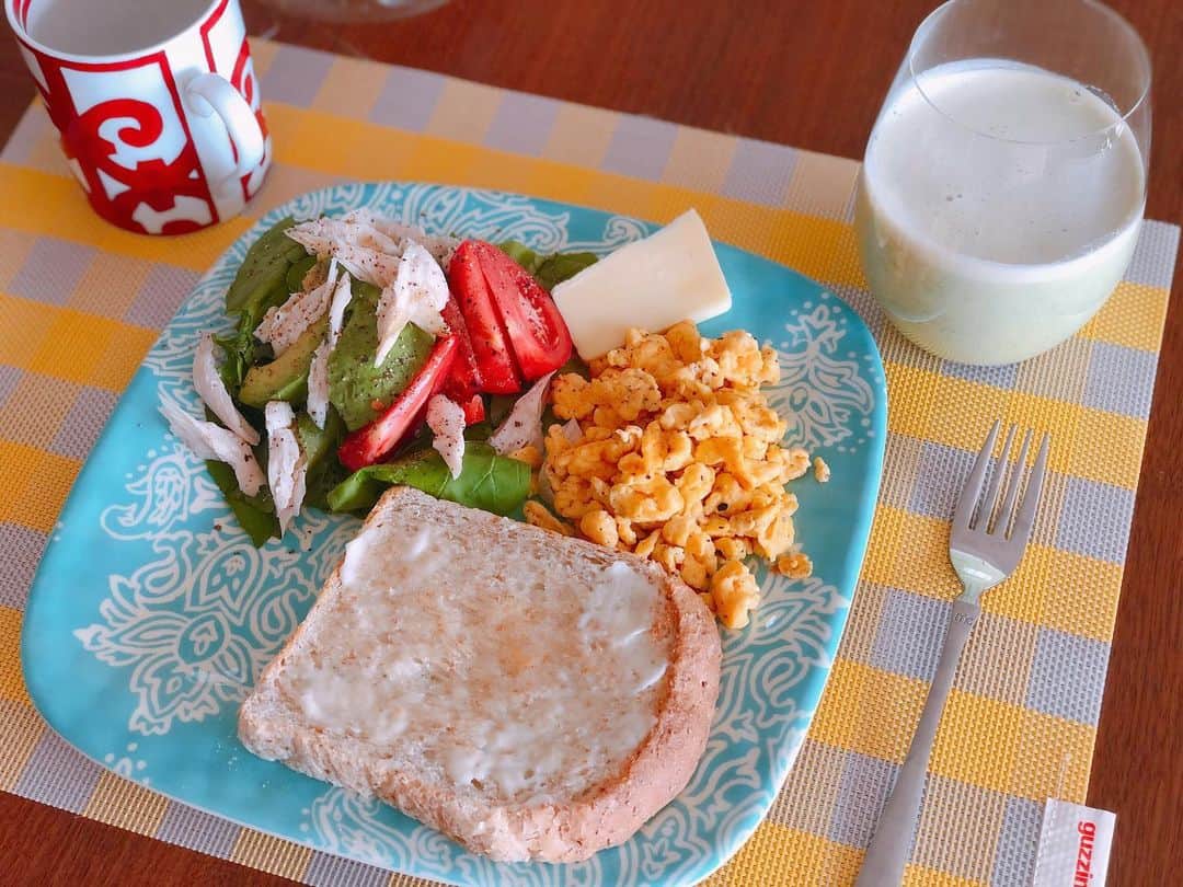 英玲奈のインスタグラム：「#休日朝ご飯 #超絶簡単朝ご飯 栄養価あげる為にささみやアボカド、チーズを無理矢理乗せるw 料理をしない夫がこういう朝ご飯なら作れるようにしてくれたので、 産後頼りにしてます！ #色々努力してくれてありがとう  #ていねいな暮らし #季節を感じる暮らし#からだにいいこと#料理 #からだにやさしいごはん #おうちごはん#夫の健康守りたい#10年後の健康の為に#無添加#無化調#オーガニック#低gi #美腸活#趣味生活#料理家#erenakitchen」