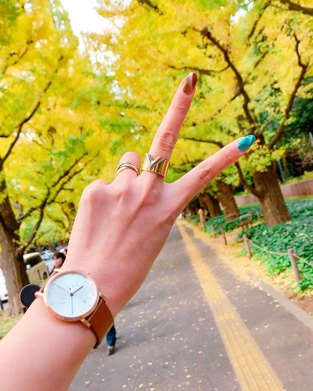 mii_stagramさんのインスタグラム写真 - (mii_stagramInstagram)「🍂🍁🌾🍄 . もう11月も半ば あっと言う間に2020年が終わる。 これから年末に向けて更に時間に追われ 時計を見る機会も増えそう⌚♥️ . . ✩ ⋆ ✩ ⋆ ✩ ⋆ ✩ ⋆ ✩﻿ ⋆ ✩ ⋆ ✩﻿ @nomonday_jp  𝐇𝐚𝐩𝐩𝐲 𝐖𝐞𝐞𝐤𝐞𝐧𝐝 𝐍𝐌-𝟓𝟕𝟏𝟒𝟏 𝟑𝟔𝐦𝐦 . シンプルでスタイリッシュなデザイン✨✨ ブラウンやベージュ系のお洋服に 合わせたい🧸♥️ . . 3枚目→写真を撮る私を撮る @ex.3jsb.tiamo よっちゃん♡ ドンヨリ天気で 画質が悪くて残念😵 . . . クーポンコード 『𝐦𝐢𝐲𝐮𝐤𝐤𝐢𝟐𝟒』ご使用で10%OFF♡ . . . #nomonday#ノーマンデー#腕時計#時計#手元倶楽部#ウォッチ#watch #watchlover #watches #手元くら部 #手元倶楽部 #手元コーデ #時計好きな人と繋がりたい #時計好き #神宮外苑#神宮外苑いちょう並木 #銀杏並木#銀杏#いちょう並木 #紅葉#紅葉狩り #置き画 #置き画くら部 #置き画倶楽部 #⌚ ✩ ⋆ ✩ ⋆ ✩ ⋆ ✩ ⋆ ✩﻿ ⋆ ✩ ⋆ ✩﻿ 見て下さった方(⑉•ᴗ•⑉)Thanks❤︎"」11月14日 9時16分 - miyuki.0419.karemari