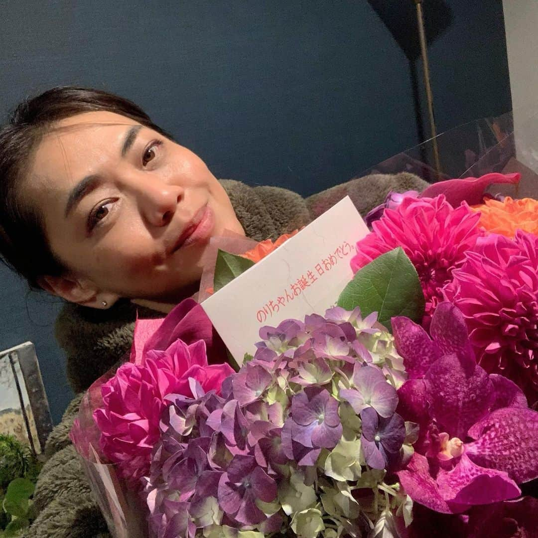 前田典子さんのインスタグラム写真 - (前田典子Instagram)「#ビビッドカラー 💐 #お花から #元気をもらう #可愛い色💕 #花のある生活   #ありがとう❤️  @tsugumiw さん @ariko418 さん @t_i_ban  ちゃん  先日の #やきとり #世良田　#ディナー　にて　 #久しぶりに 集合 #健康と美容の話多くなるよね」11月14日 9時19分 - maenorichang