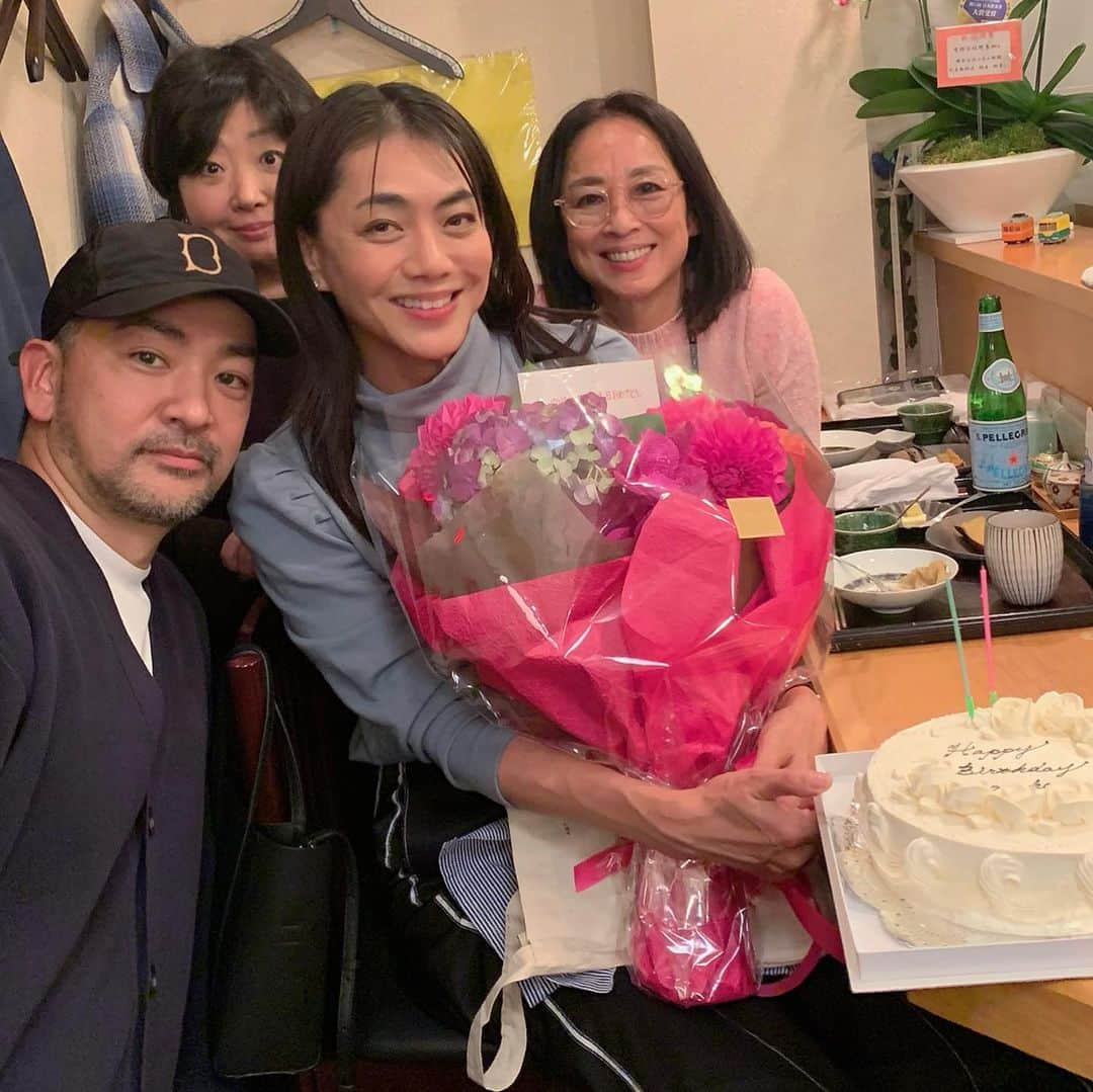 前田典子さんのインスタグラム写真 - (前田典子Instagram)「#ビビッドカラー 💐 #お花から #元気をもらう #可愛い色💕 #花のある生活   #ありがとう❤️  @tsugumiw さん @ariko418 さん @t_i_ban  ちゃん  先日の #やきとり #世良田　#ディナー　にて　 #久しぶりに 集合 #健康と美容の話多くなるよね」11月14日 9時19分 - maenorichang